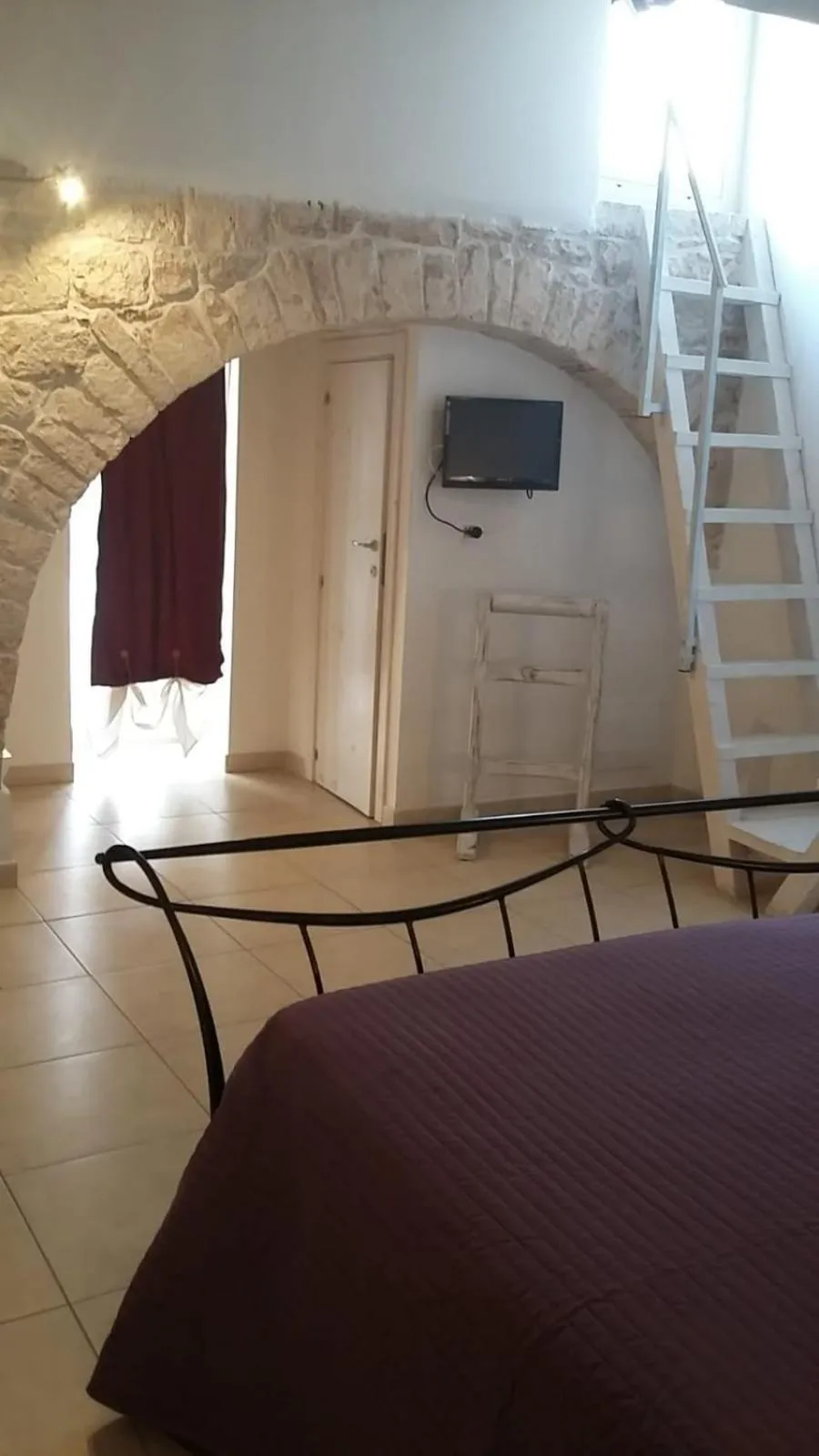 Bed in Pietra Bianca