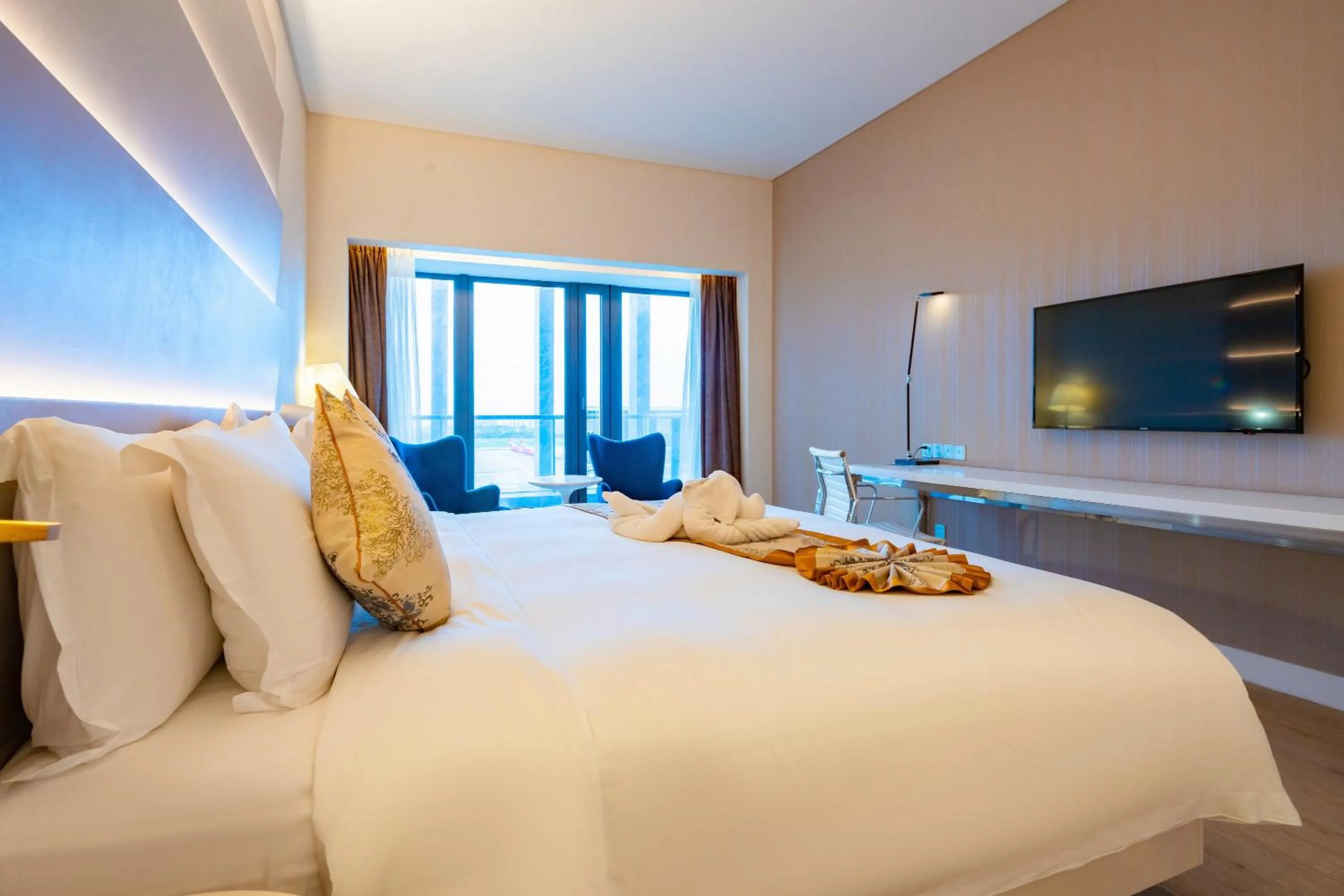 Photo of the whole room, Bed in Sanya Phoenix Airport Hotel