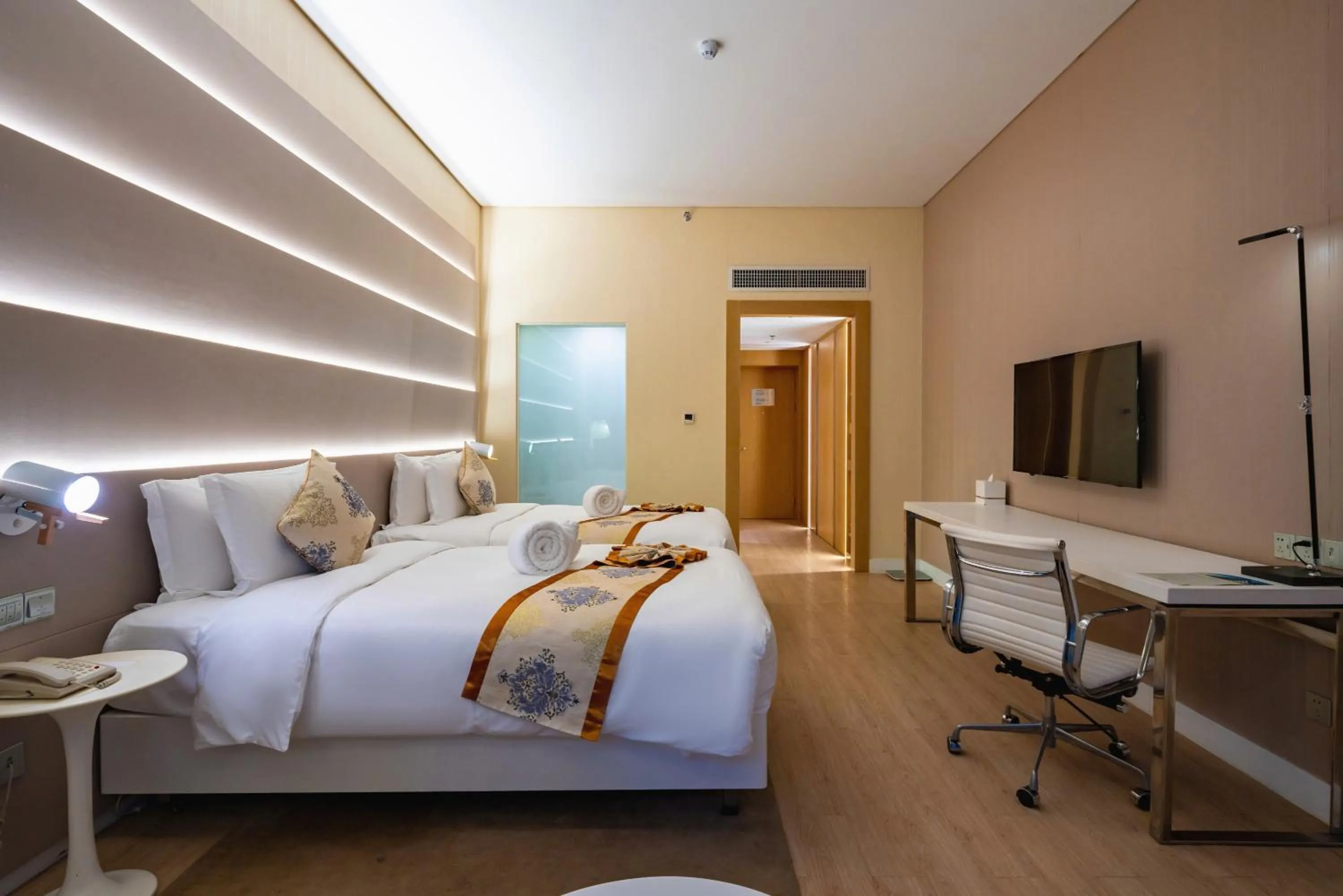 Bed in Sanya Phoenix Airport Hotel