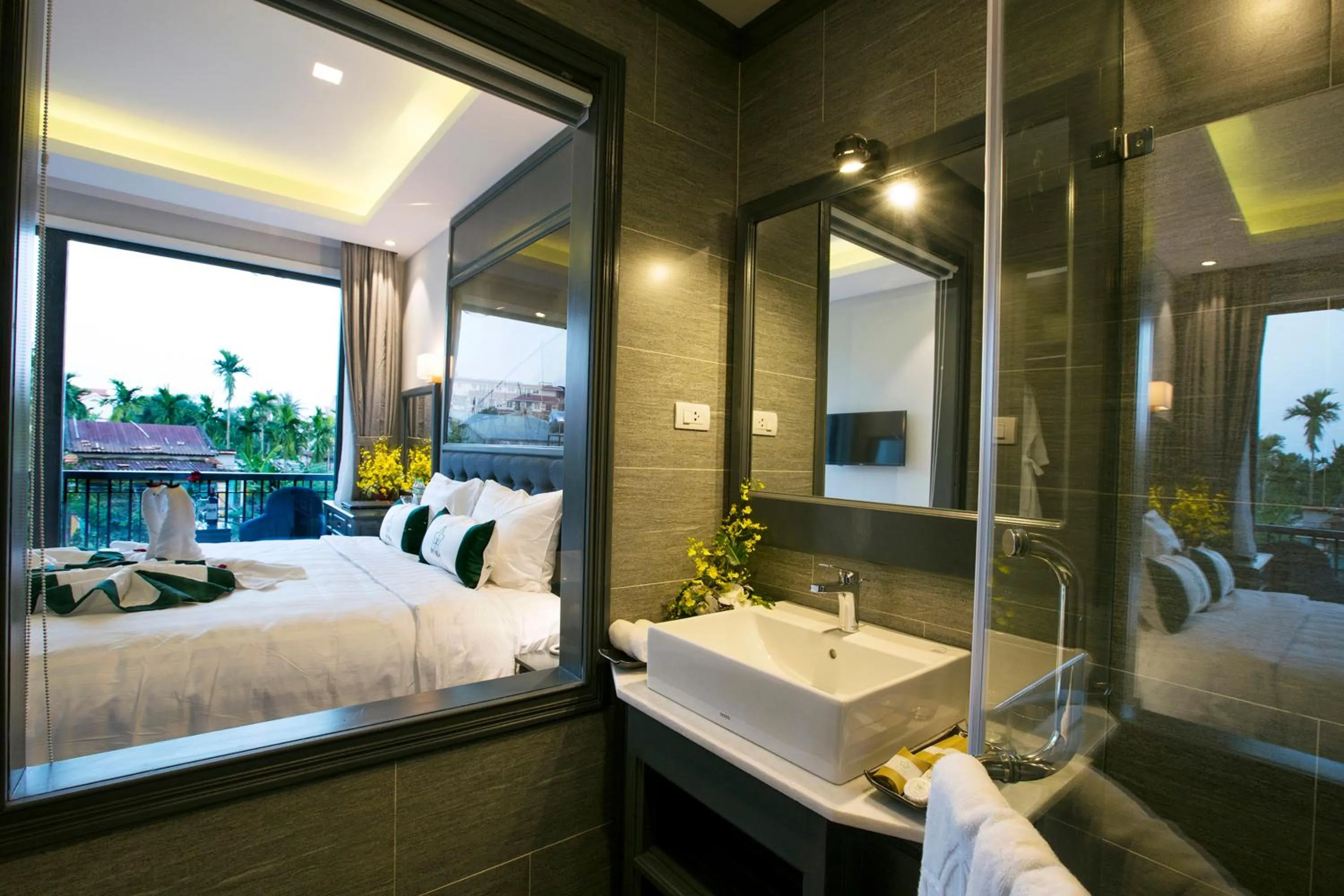 Bathroom, Bed in Ivy Villa