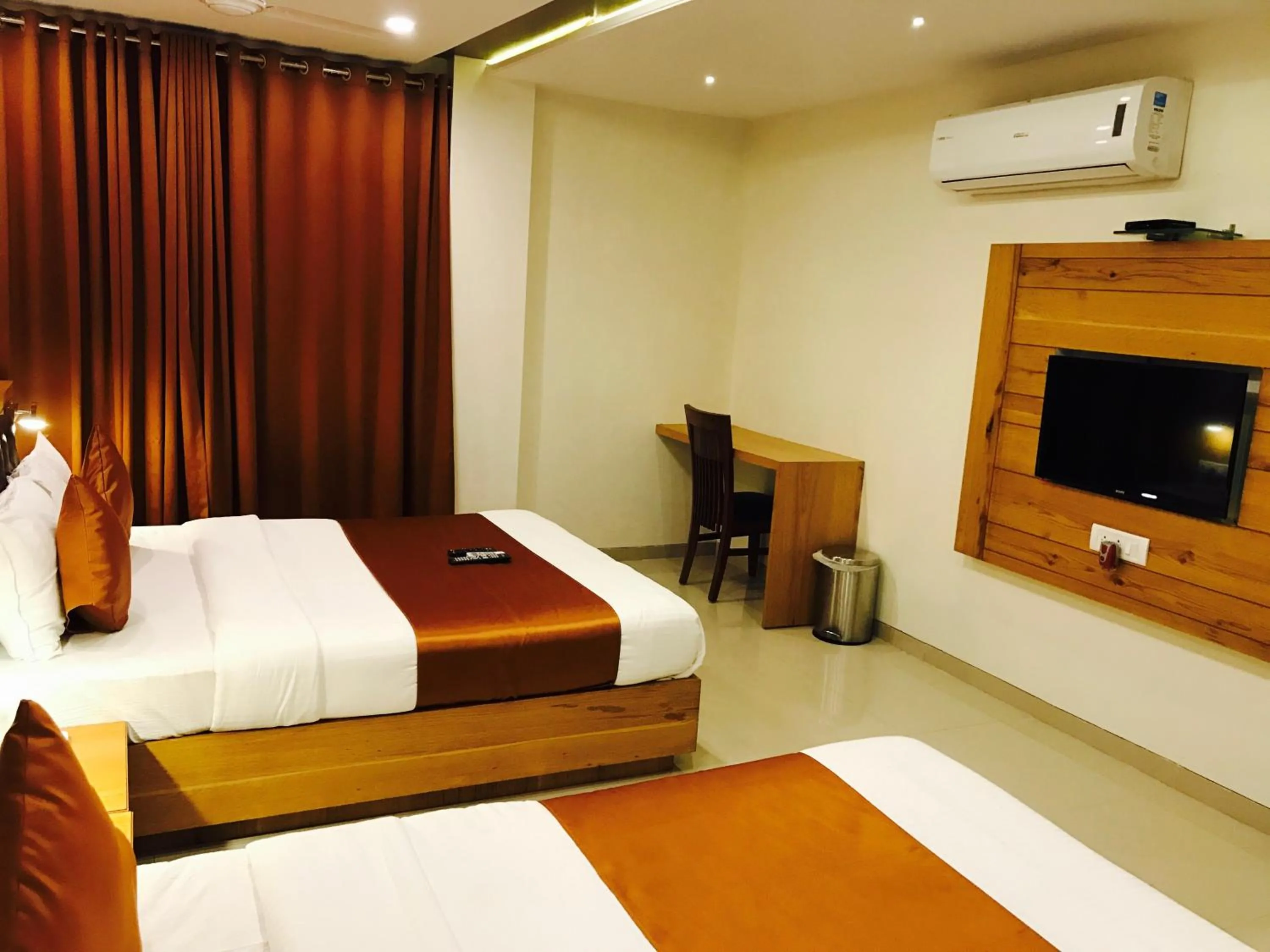 Bed in Hotel Grandeur-Near Mumbai International Airport