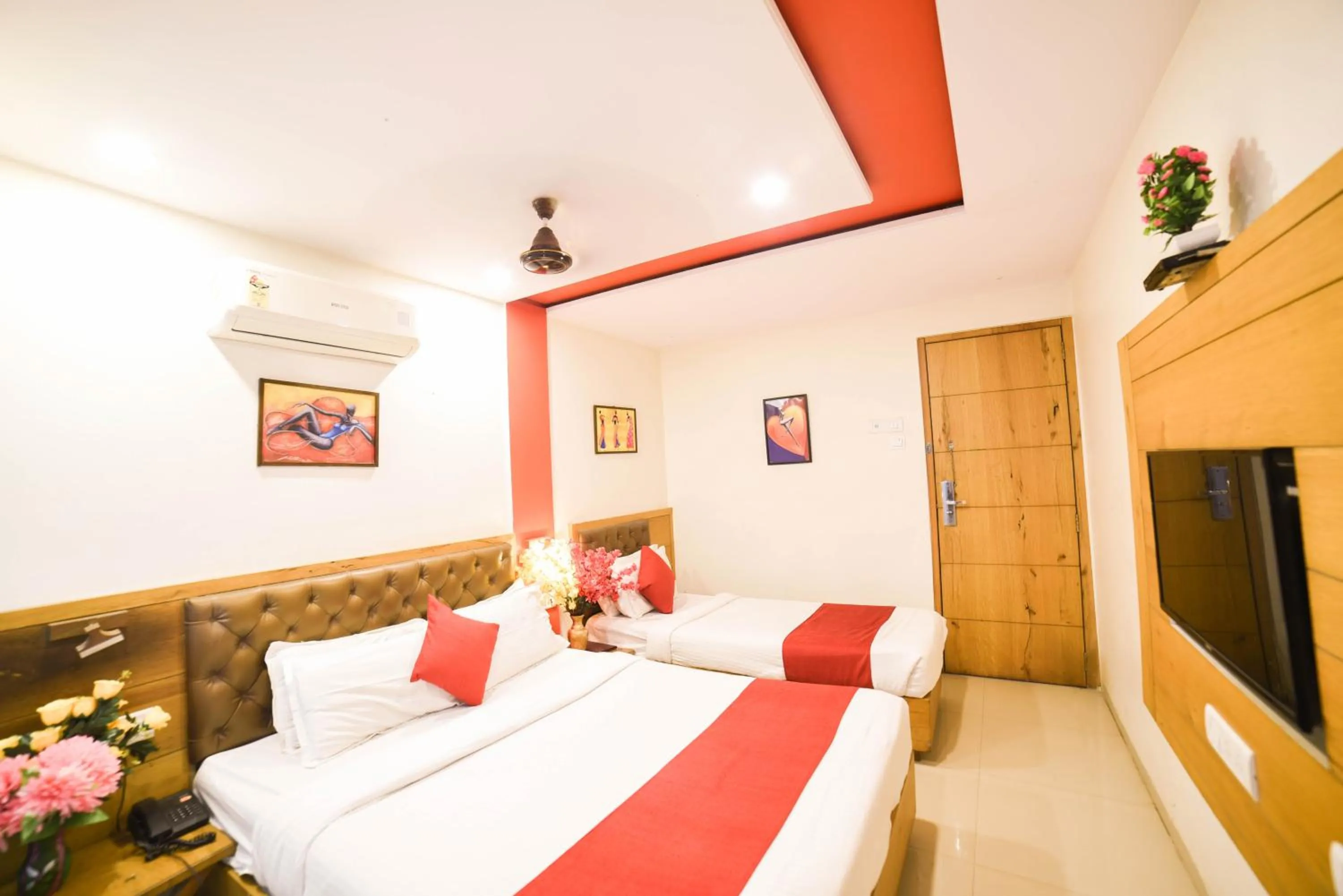 Photo of the whole room, Bed in Hotel Grandeur-Near Mumbai International Airport
