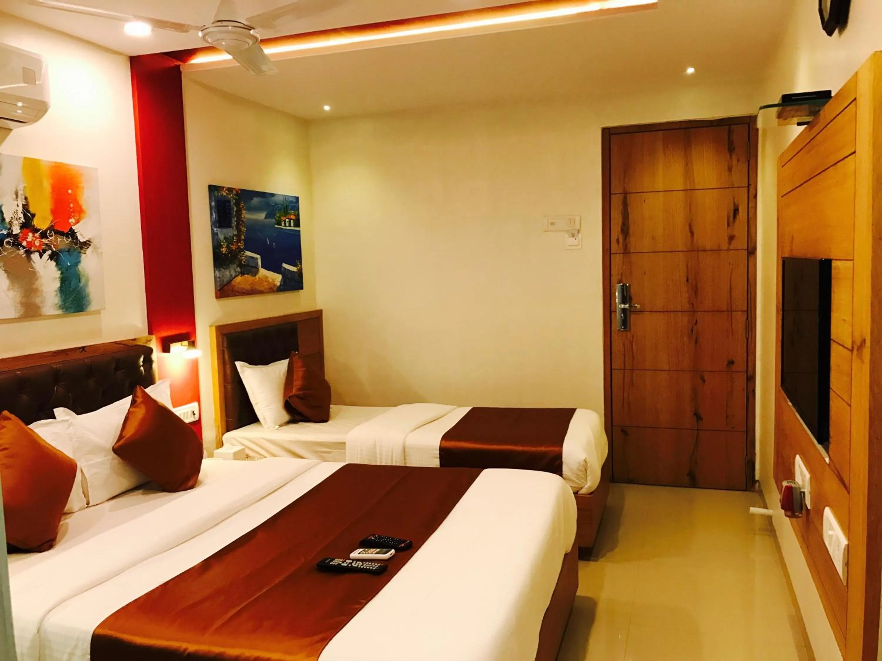 Bed in Hotel Grandeur-Near Mumbai International Airport