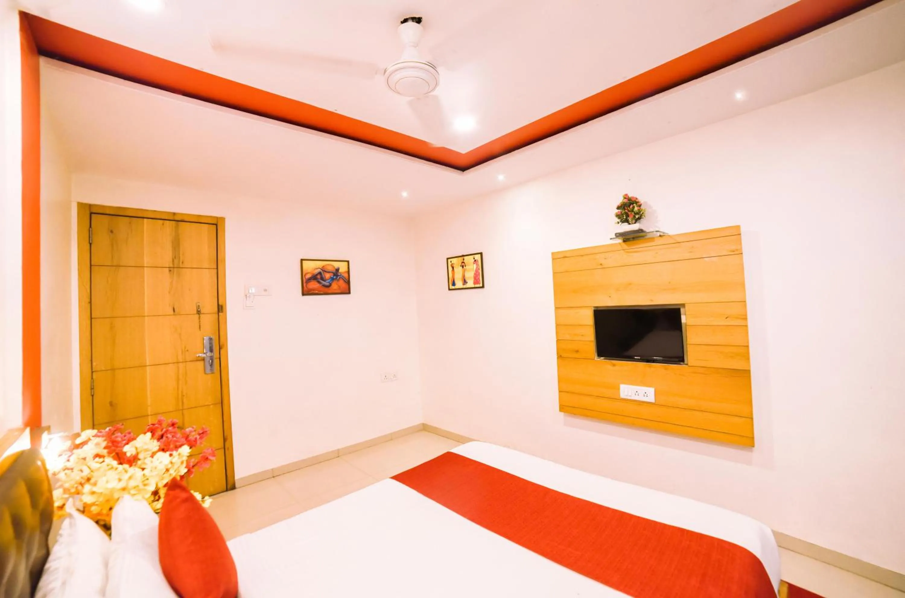 Bed in Hotel Grandeur-Near Mumbai International Airport