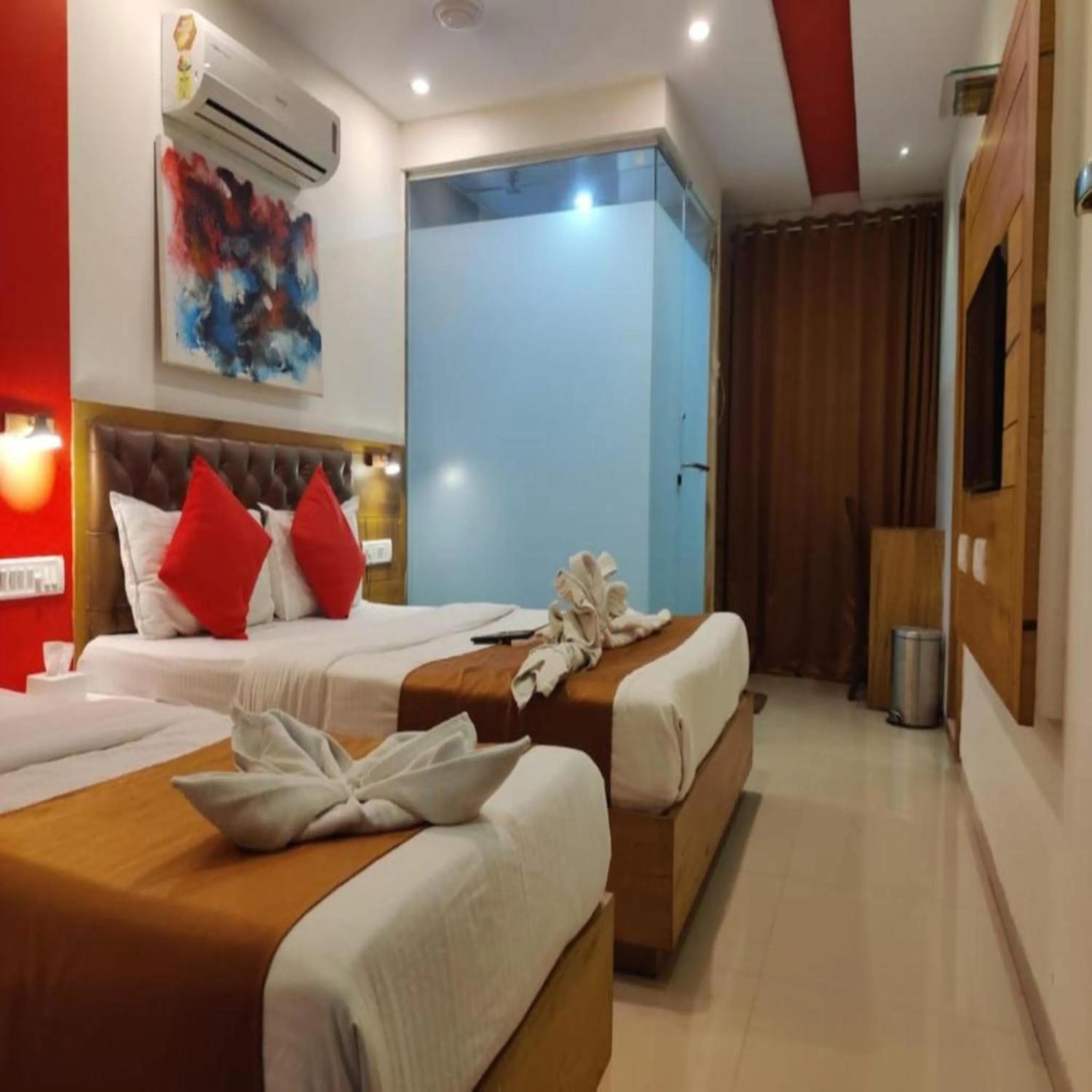 Photo of the whole room, Bed in Hotel Grandeur-Near Mumbai International Airport