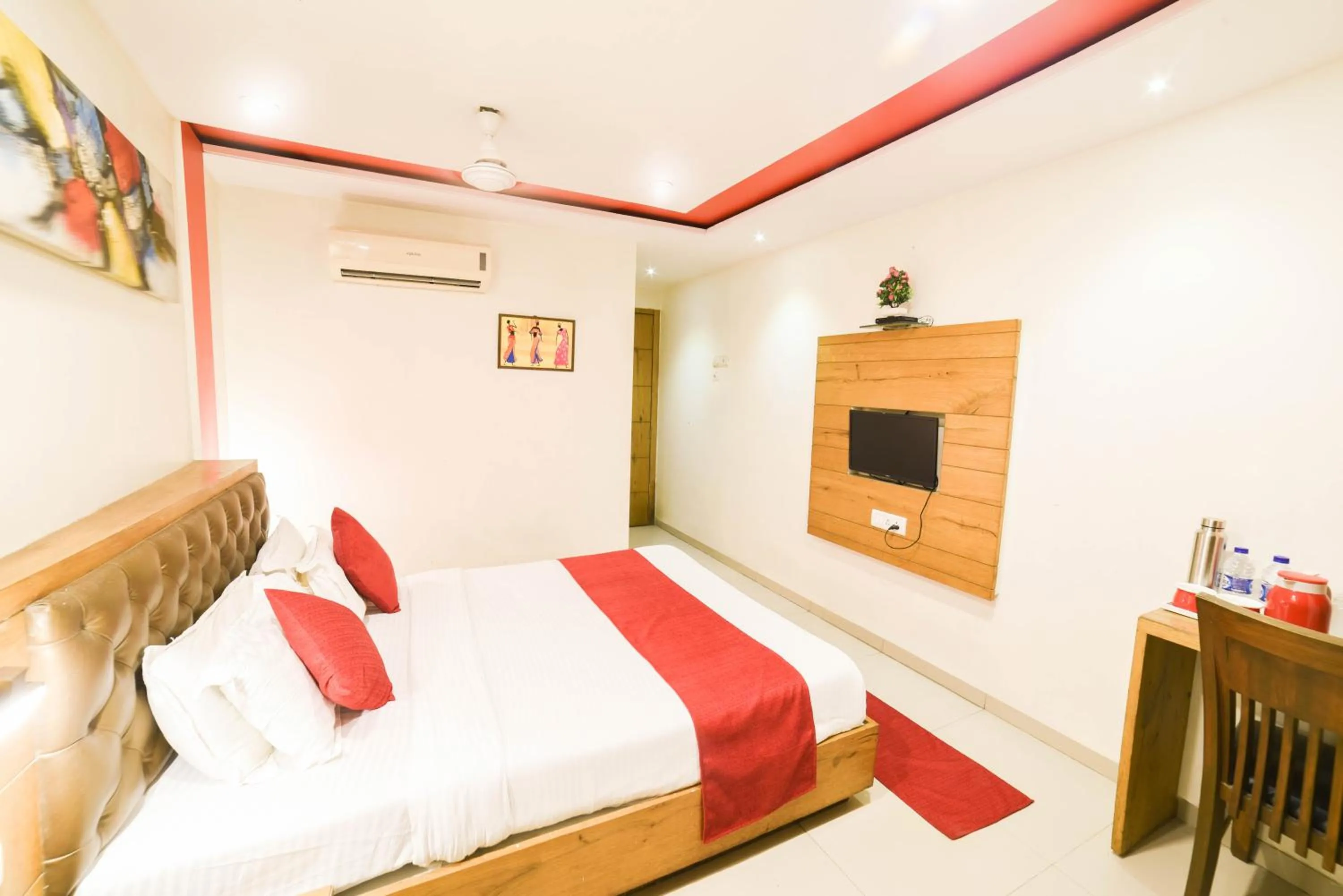 Photo of the whole room, Bed in Hotel Grandeur-Near Mumbai International Airport
