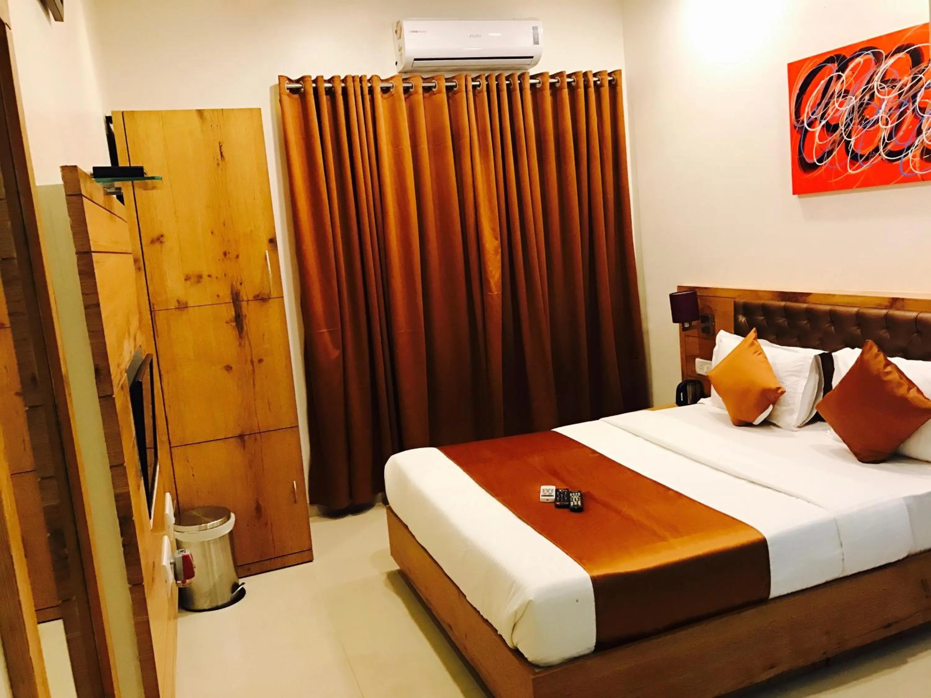 Bed in Hotel Grandeur-Near Mumbai International Airport