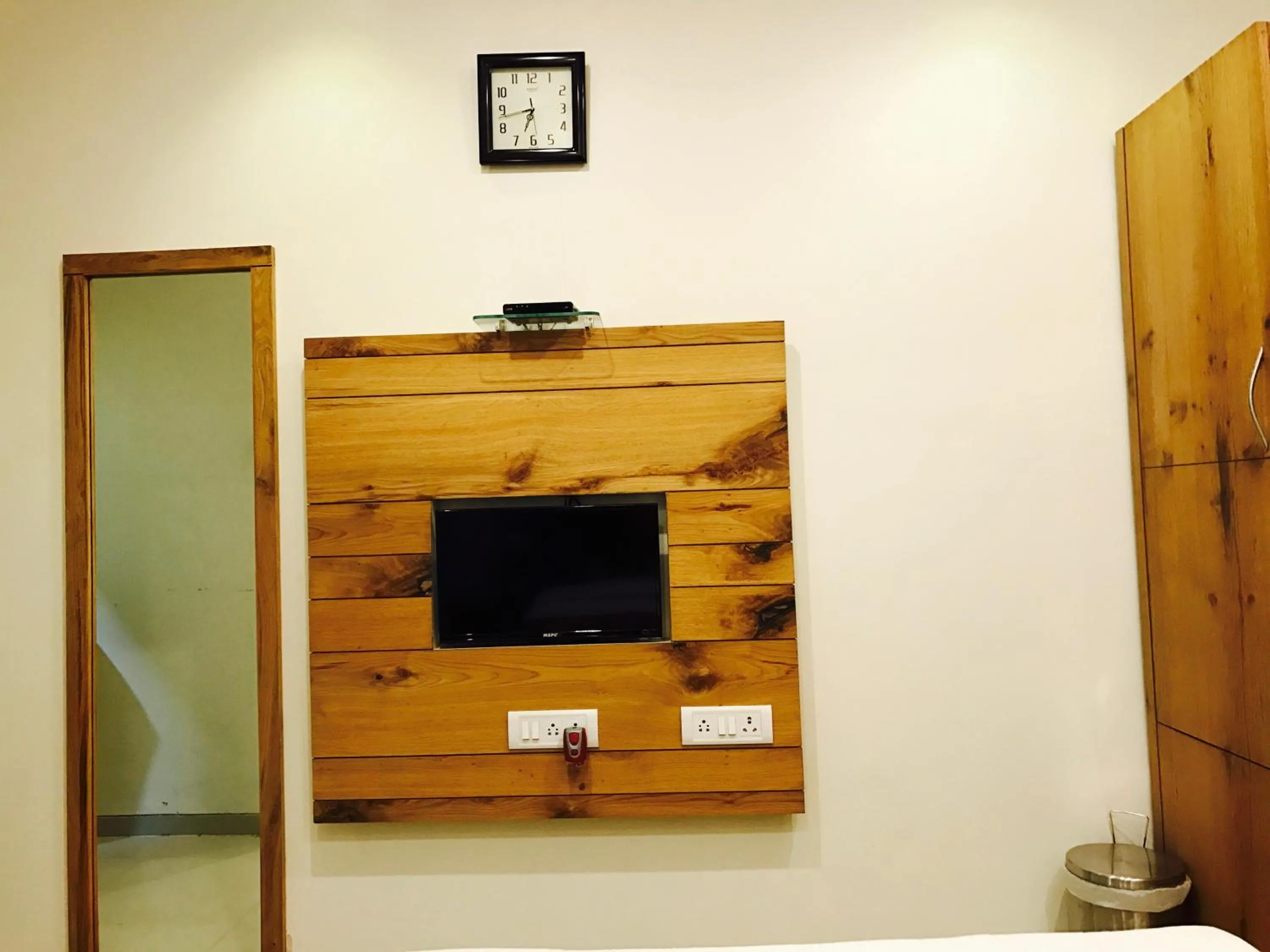 TV and multimedia in Hotel Grandeur-Near Mumbai International Airport