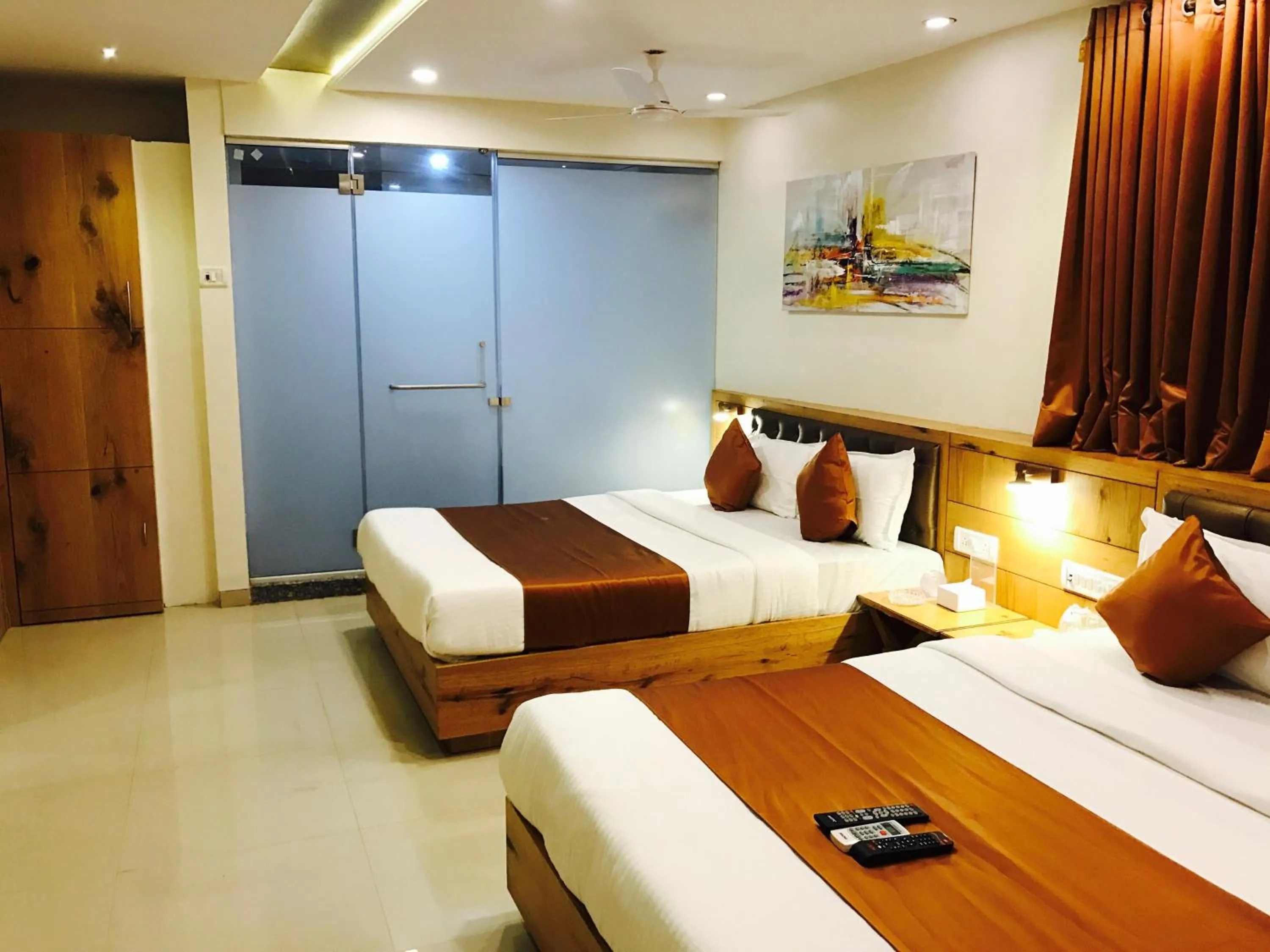 Photo of the whole room, Bed in Hotel Grandeur-Near Mumbai International Airport
