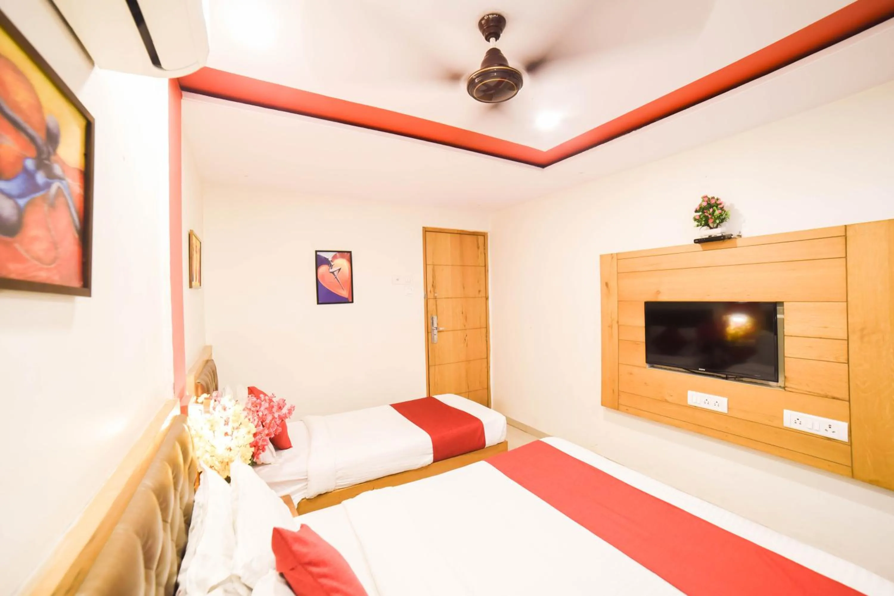 Photo of the whole room, Bed in Hotel Grandeur-Near Mumbai International Airport