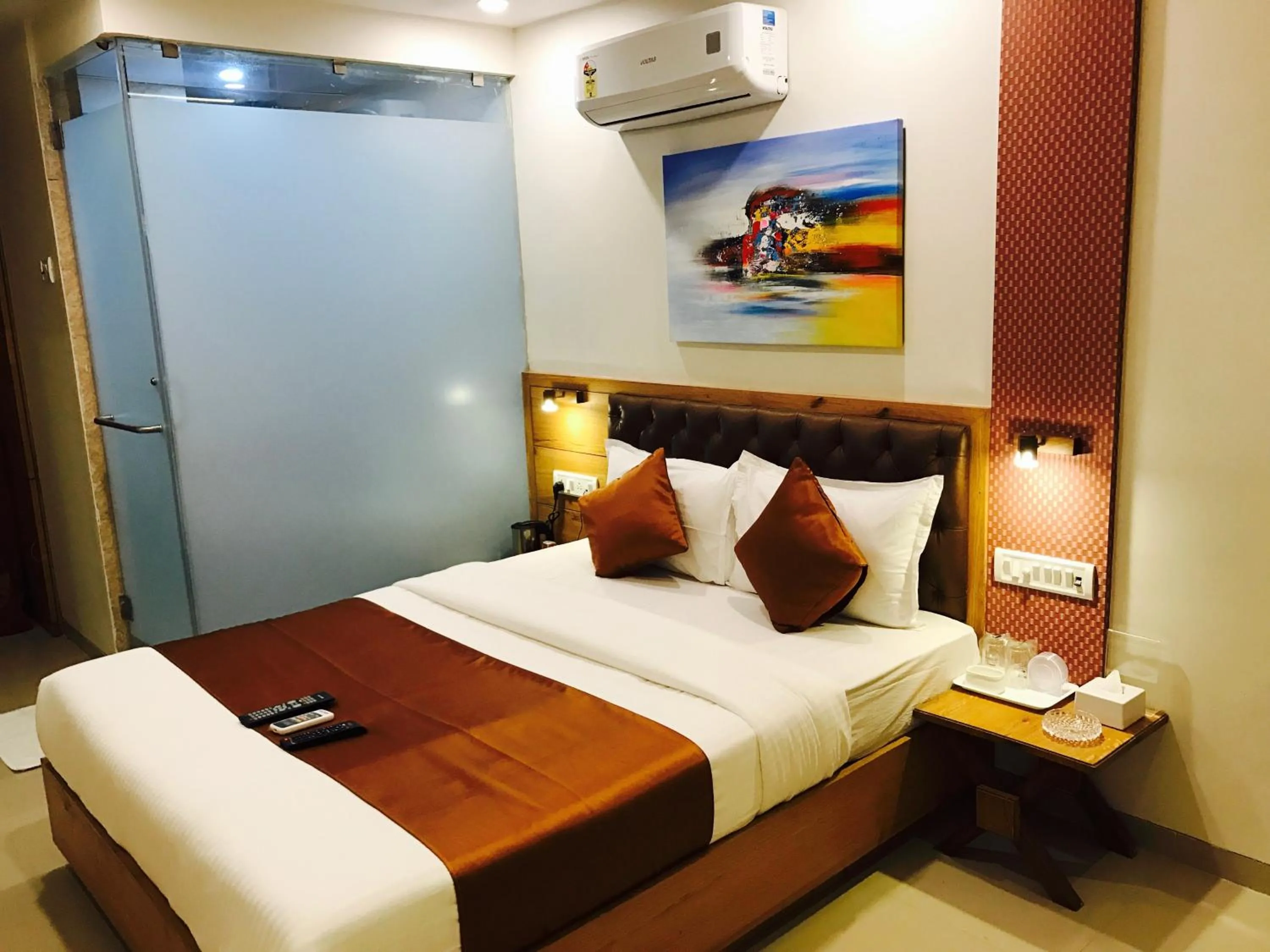 Bed in Hotel Grandeur-Near Mumbai International Airport