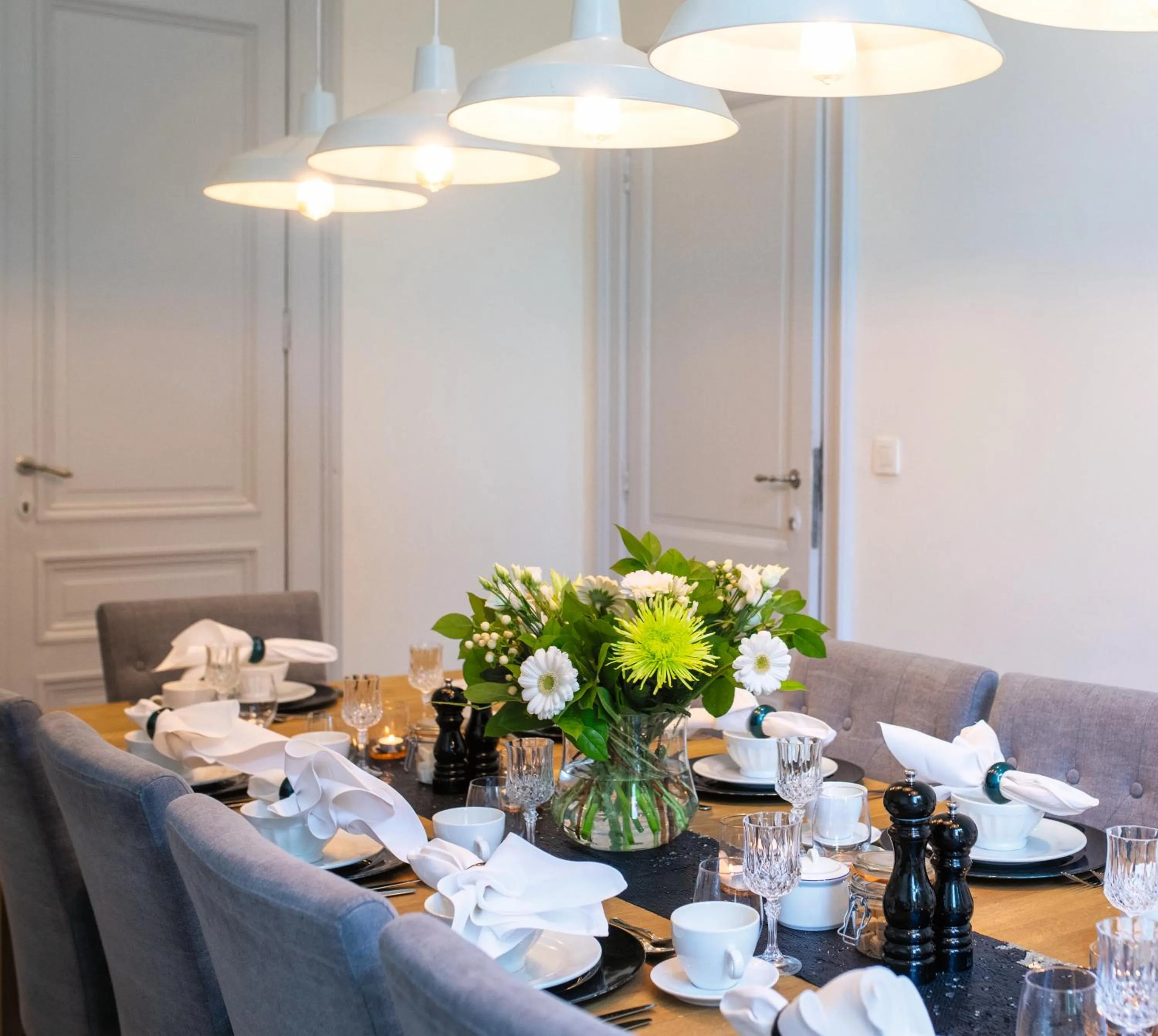 Restaurant/places to eat in The Hamptons Boutique Hotel