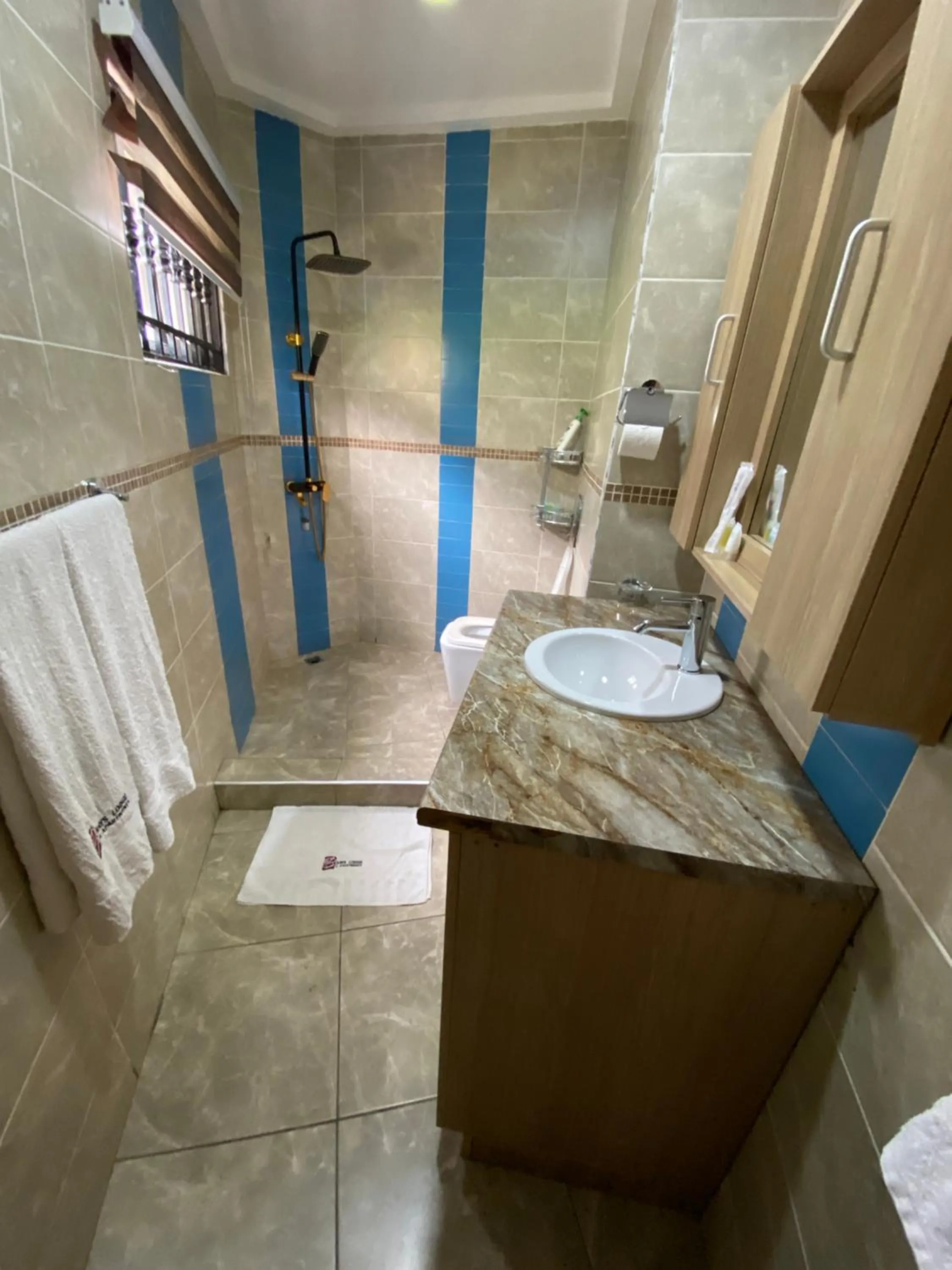 Bathroom in Bays Lodge, Accra