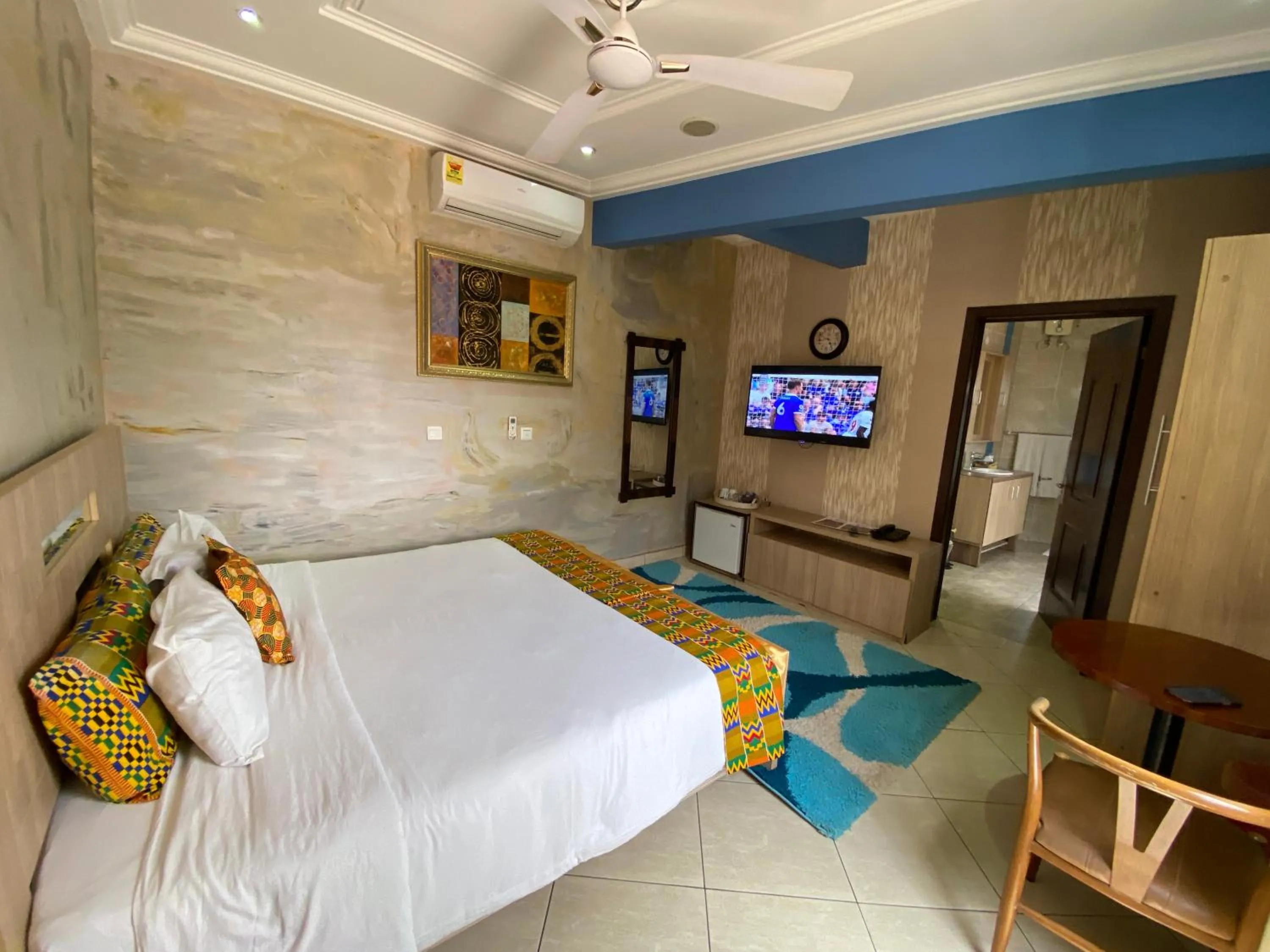 Photo of the whole room, Bed in Bays Lodge, Accra