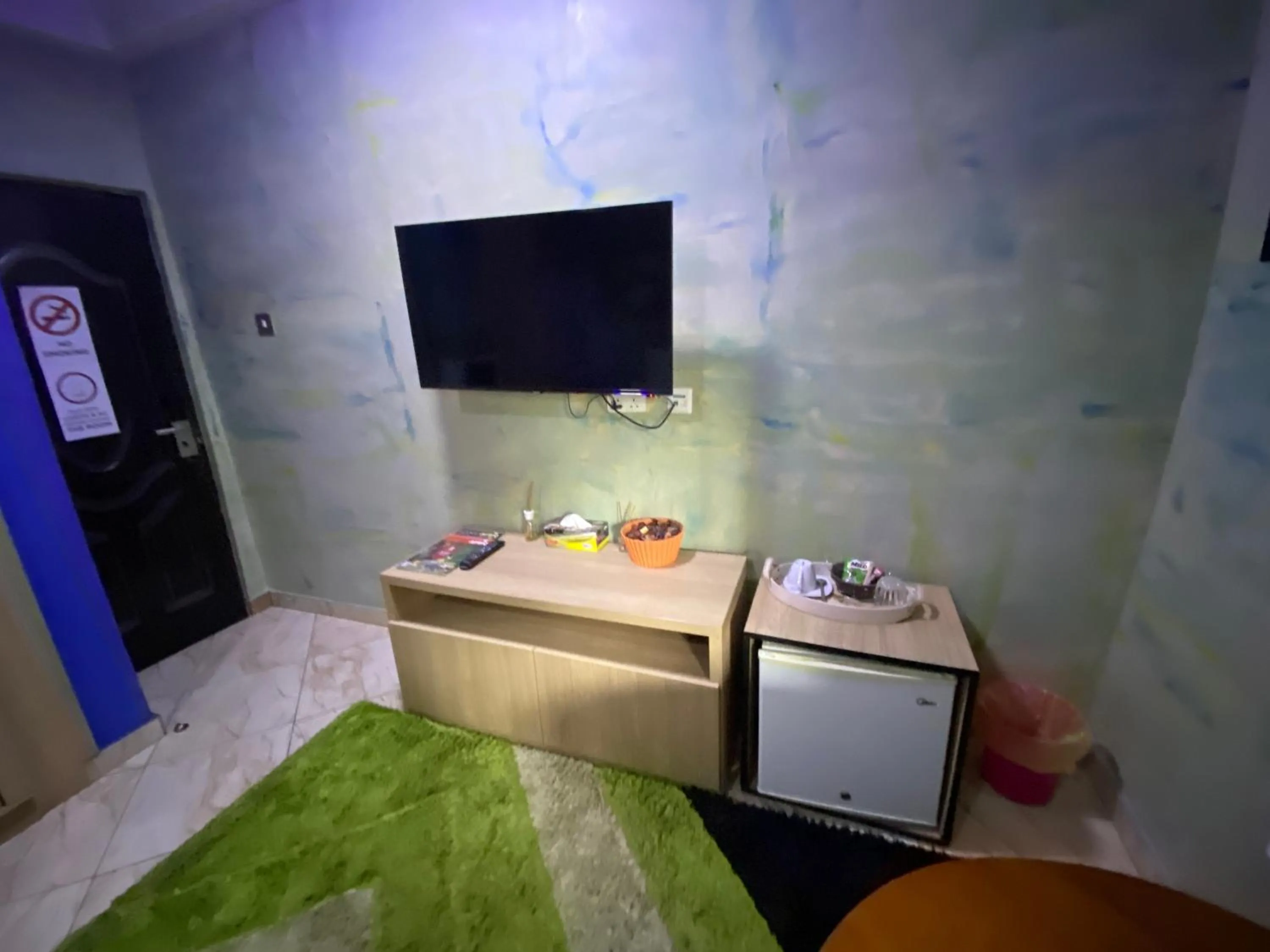 TV and multimedia, Bed in Bays Lodge, Accra