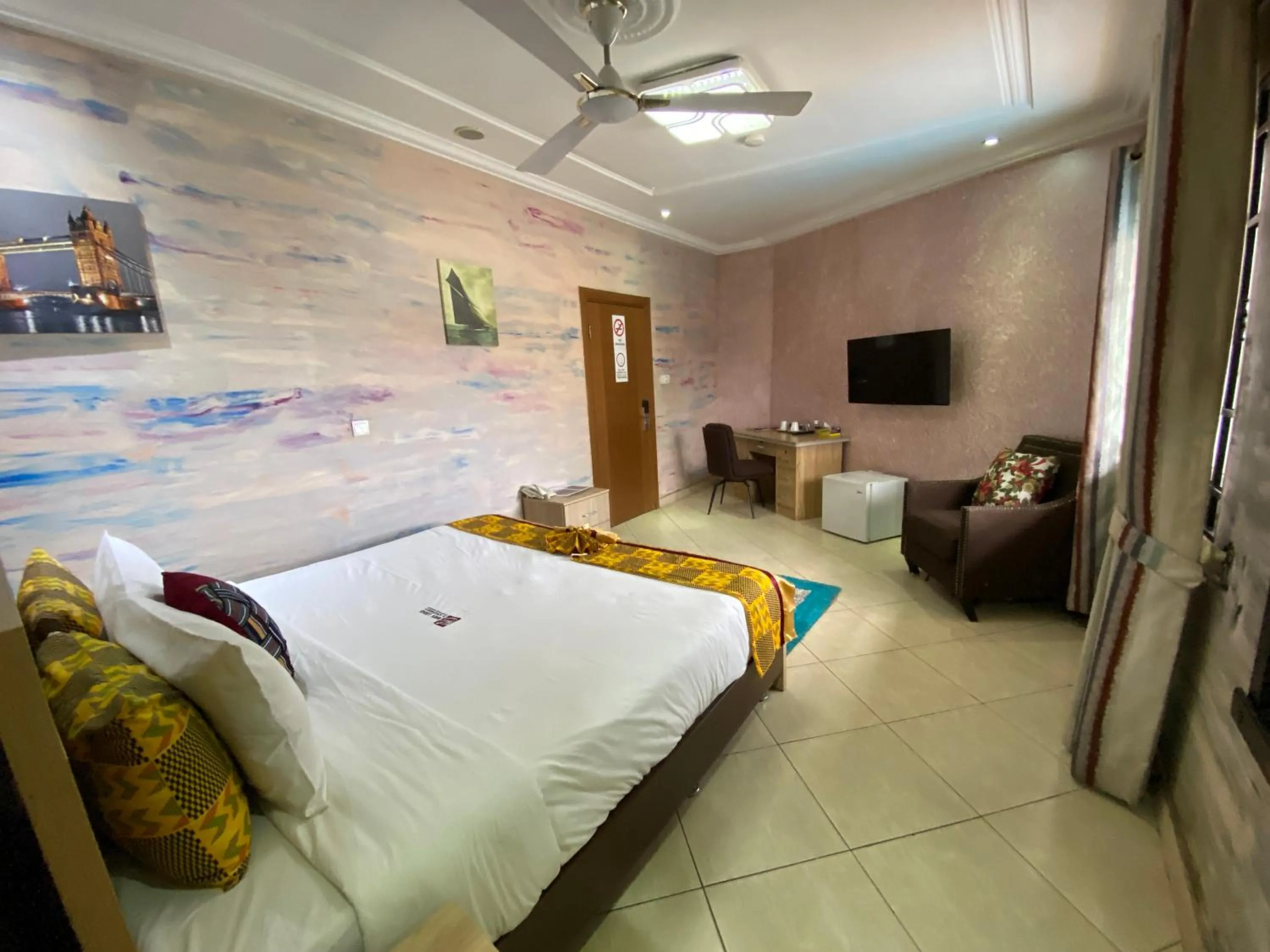 Photo of the whole room, Bed in Bays Lodge, Accra