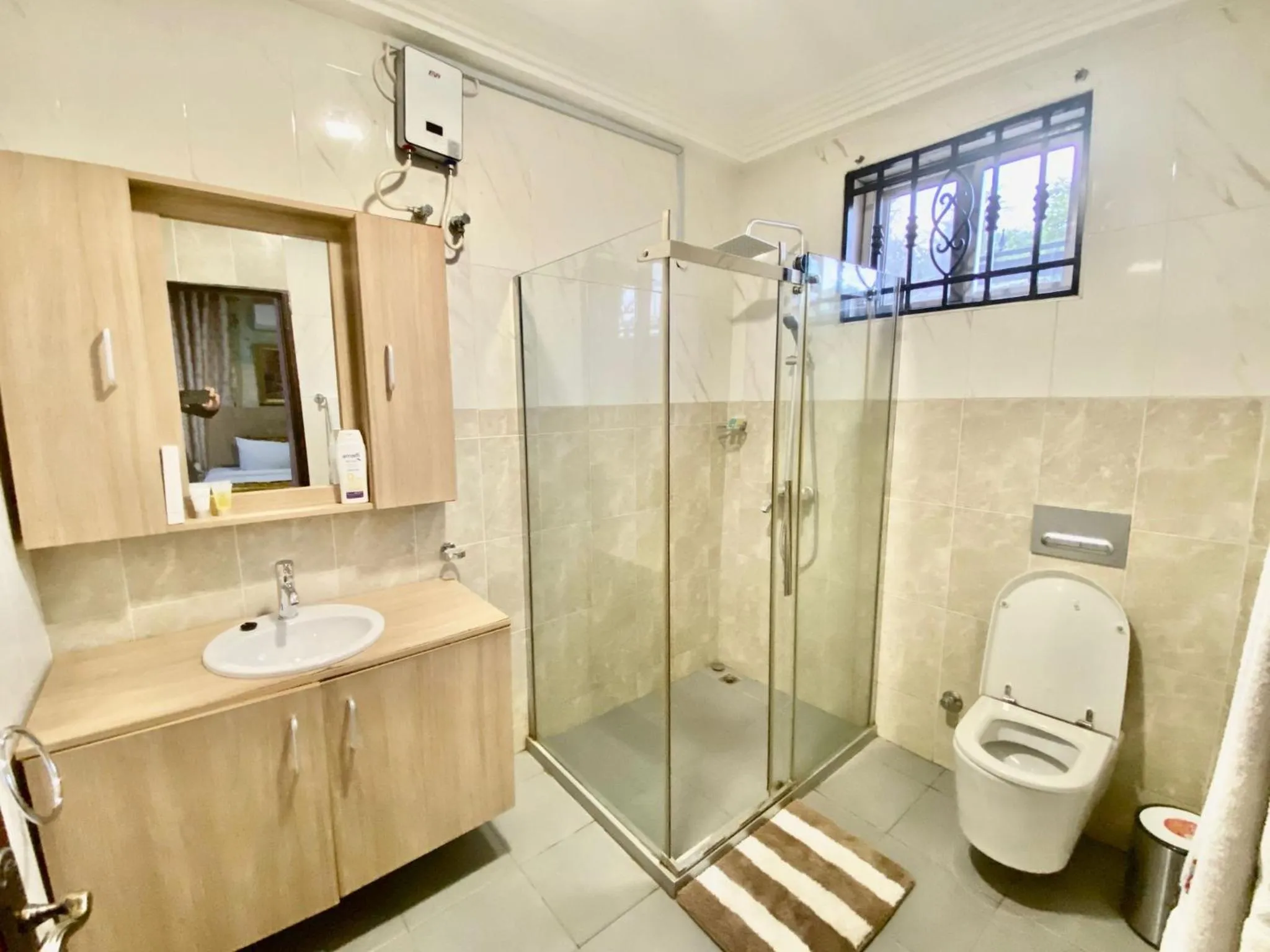 Shower in Bays Lodge, Accra