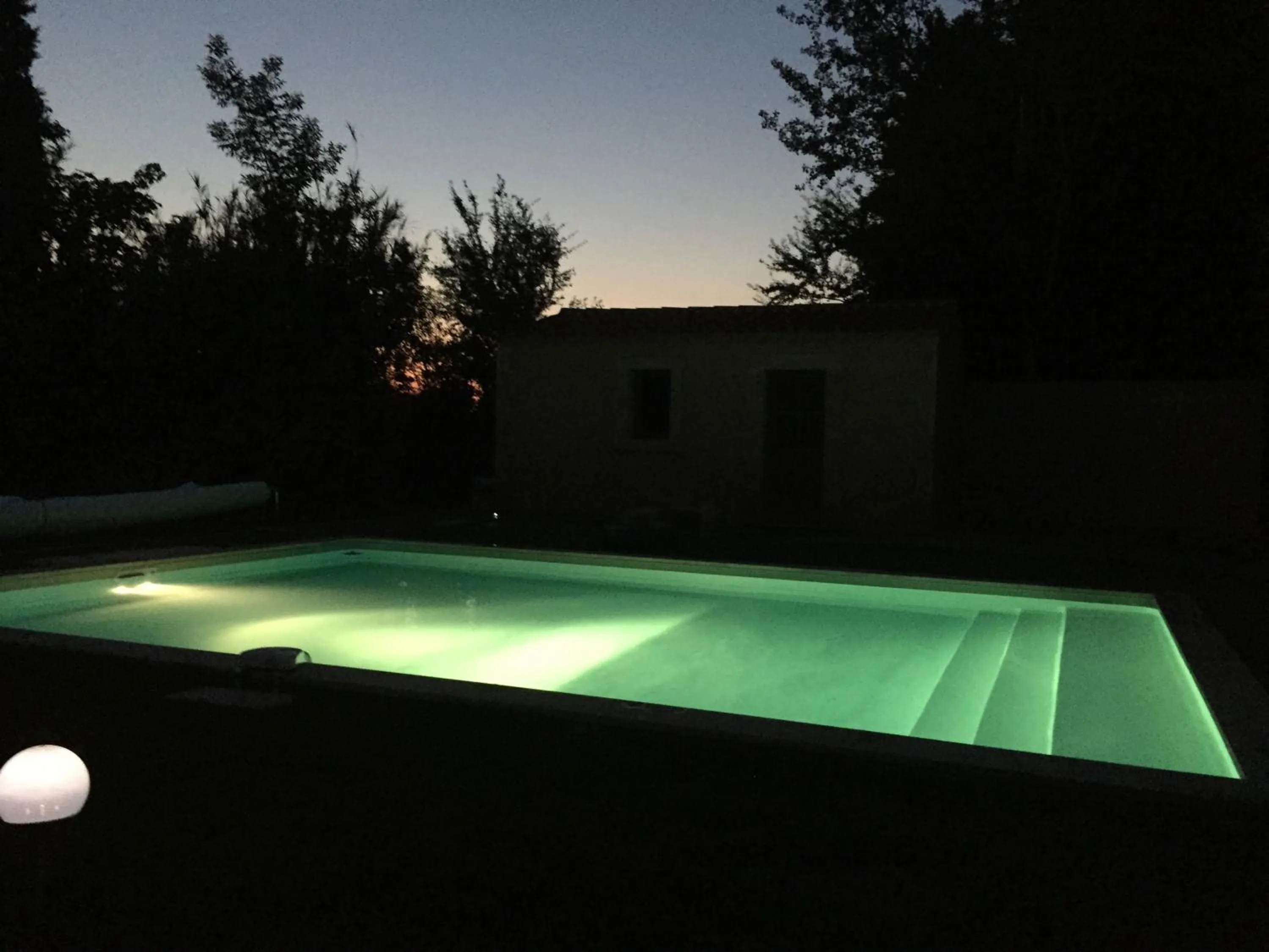 Pool view in L'atelier des Coudelières