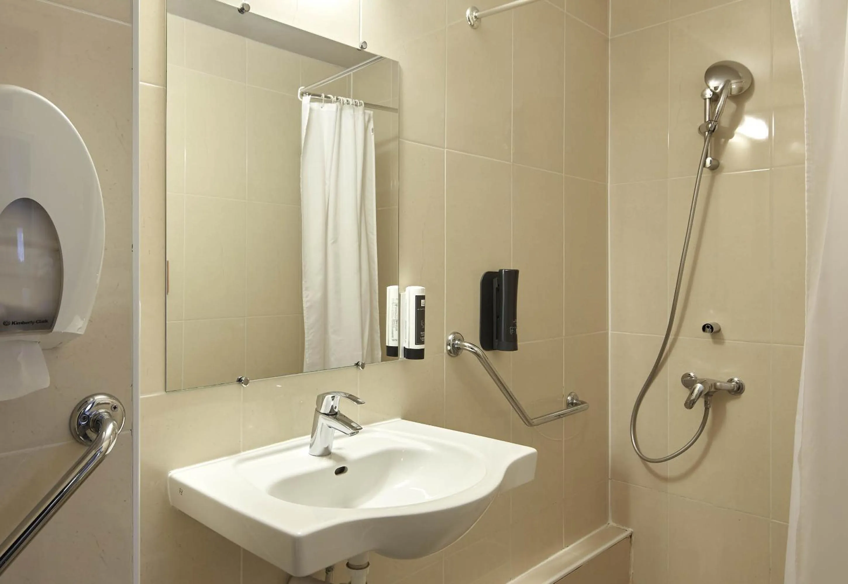 Bathroom in B&B HOTEL Saclay