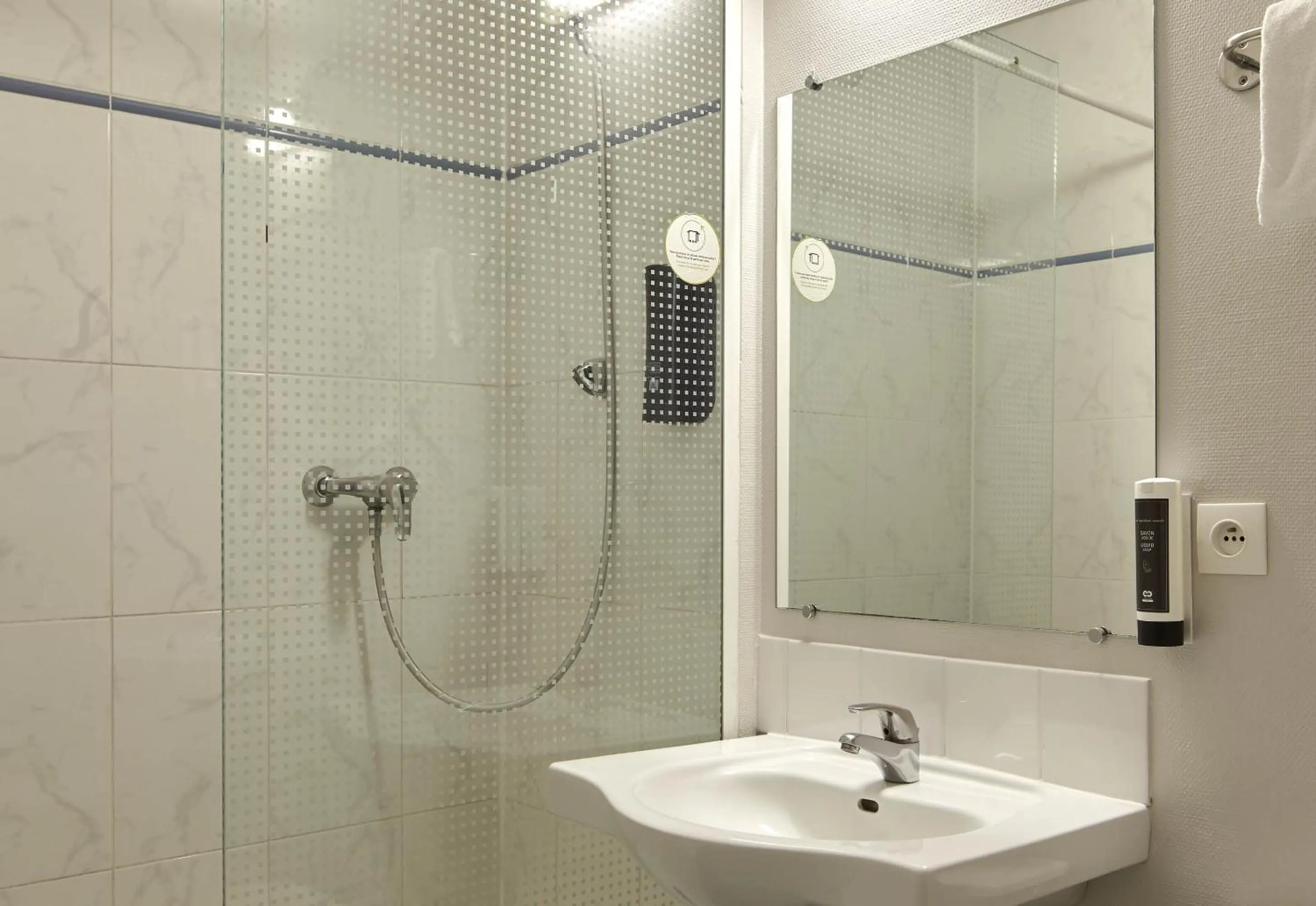 Bathroom in B&B HOTEL Saclay