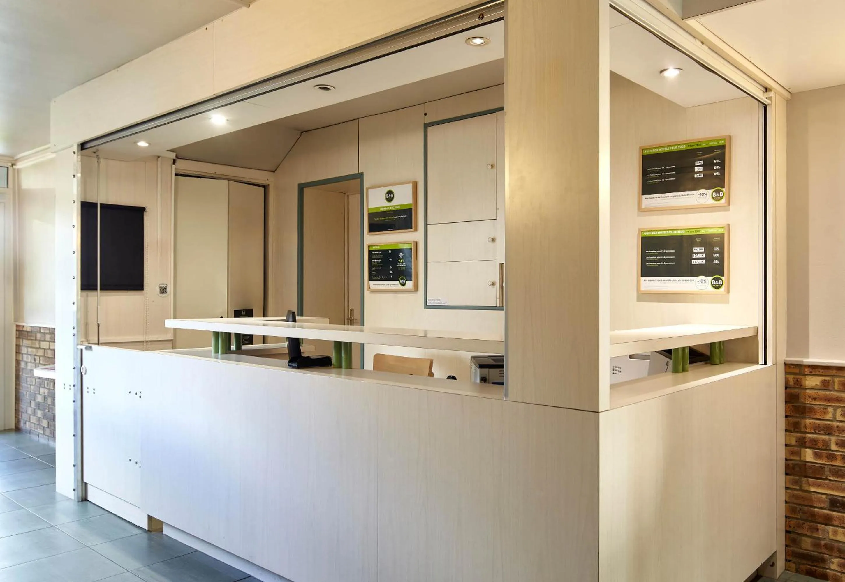 Lobby or reception in B&B HOTEL Saclay