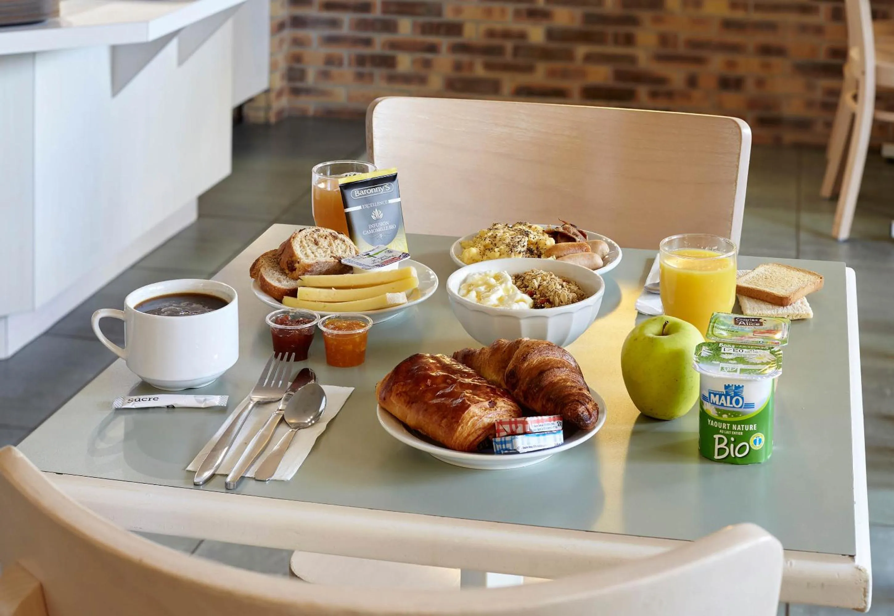 Breakfast in B&B HOTEL Saclay