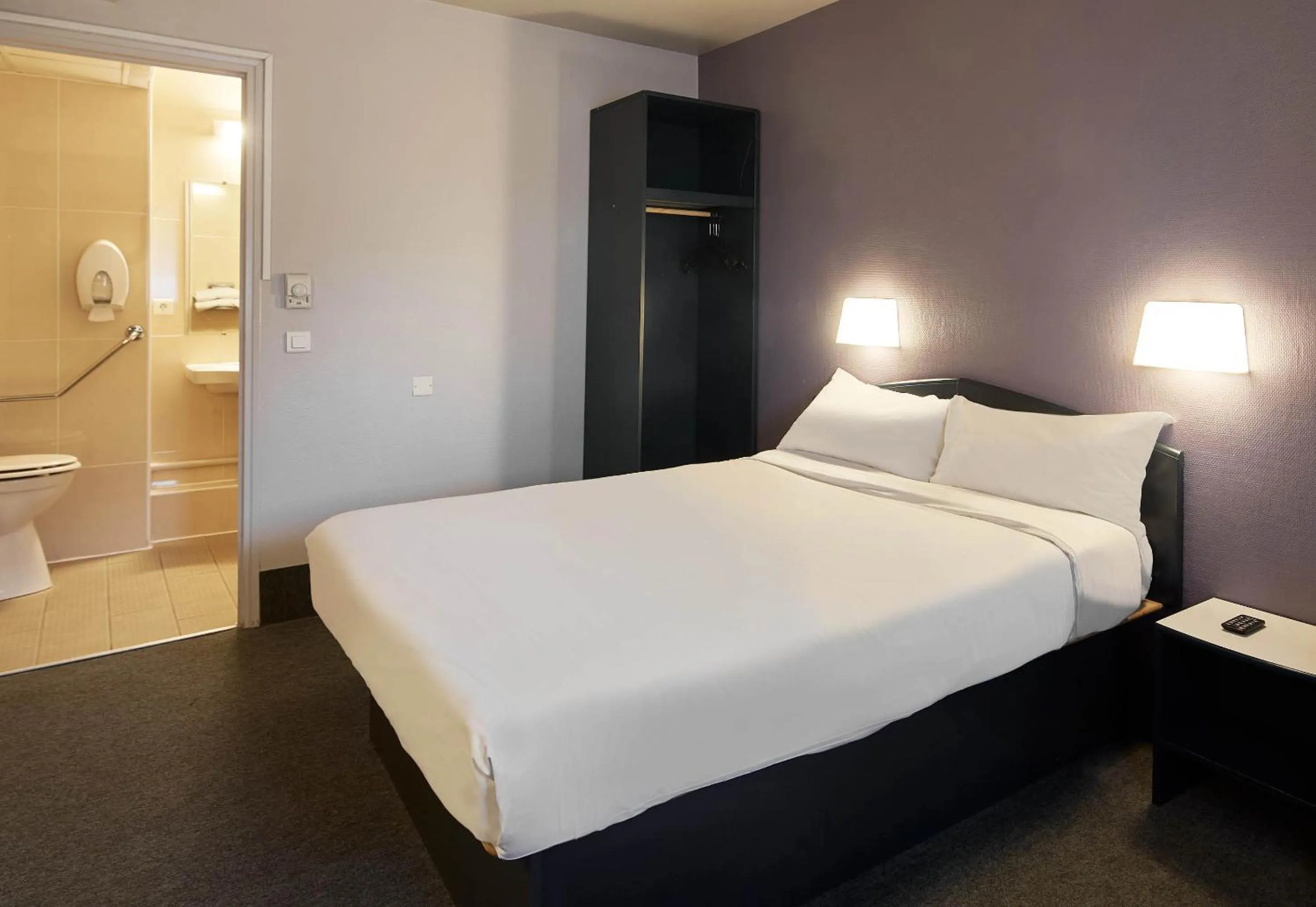 Bedroom, Bed in B&B HOTEL Saclay