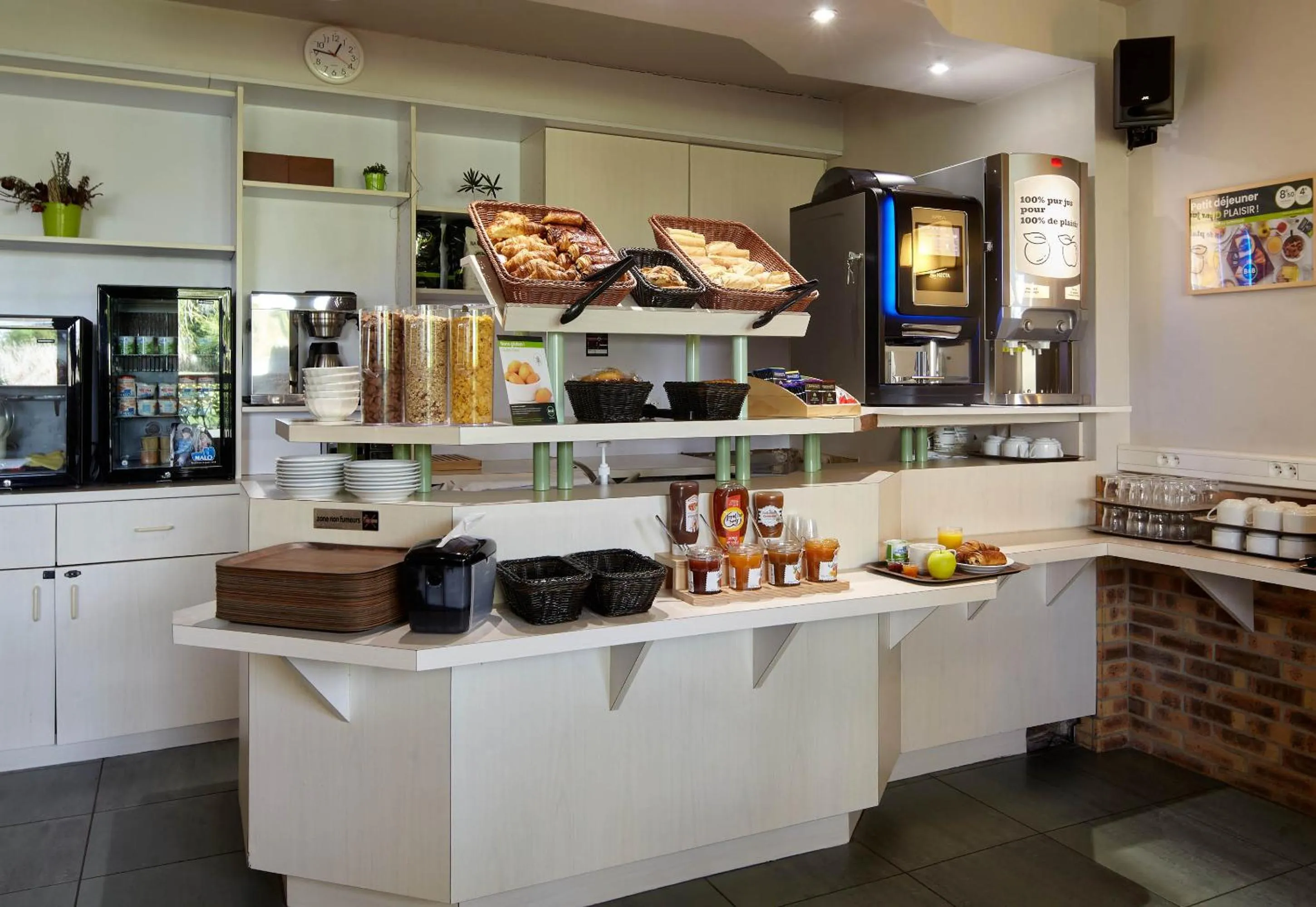 Buffet breakfast in B&B HOTEL Saclay