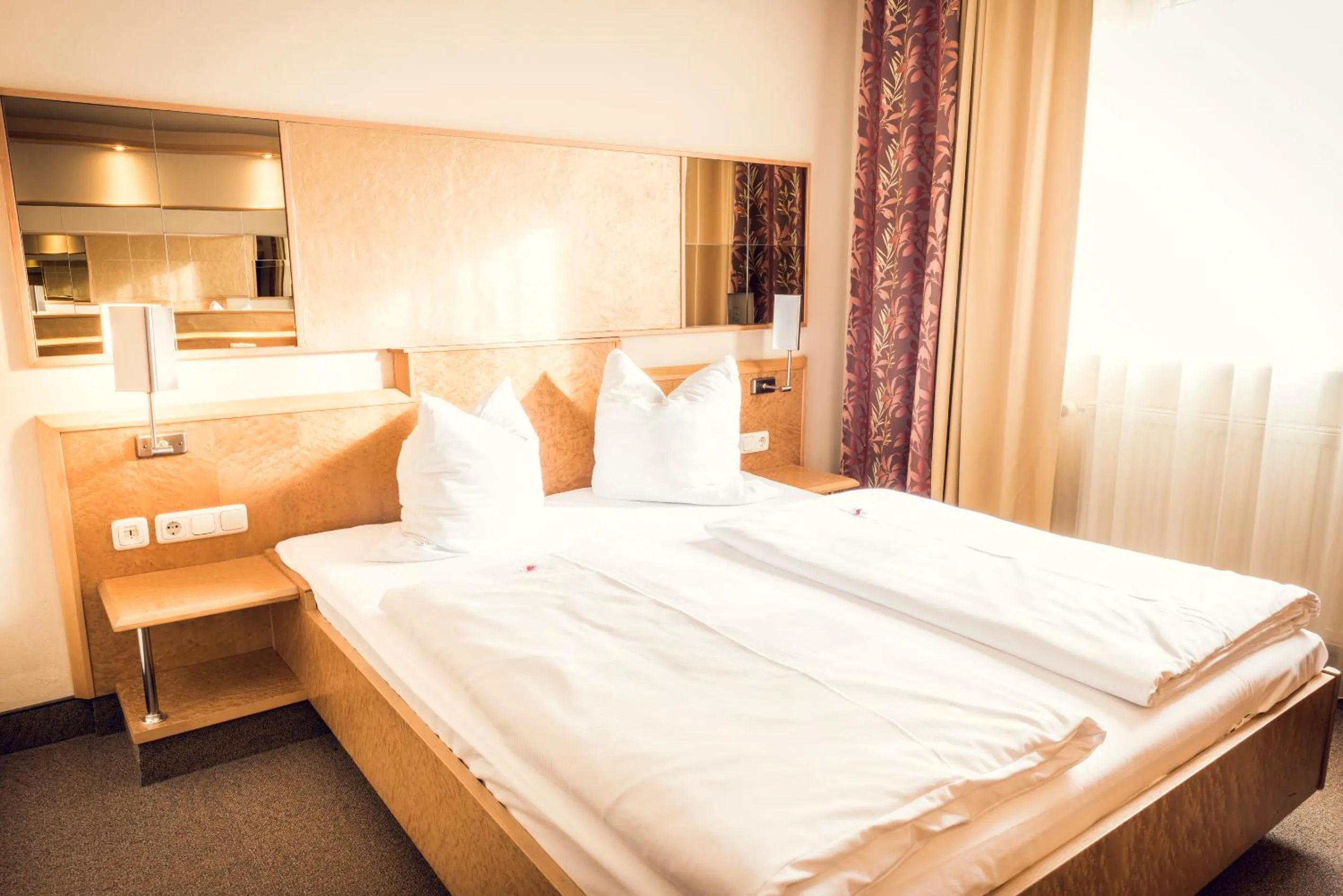 Photo of the whole room, Bed in Schlosshotel Neufahrn