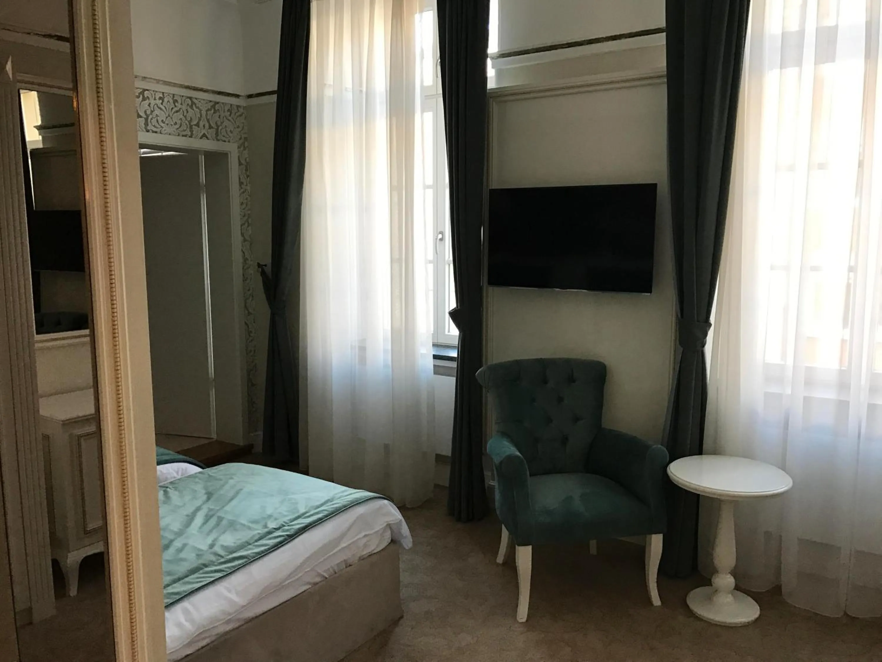 Photo of the whole room, Bed in Hotel Amts-Apotheke