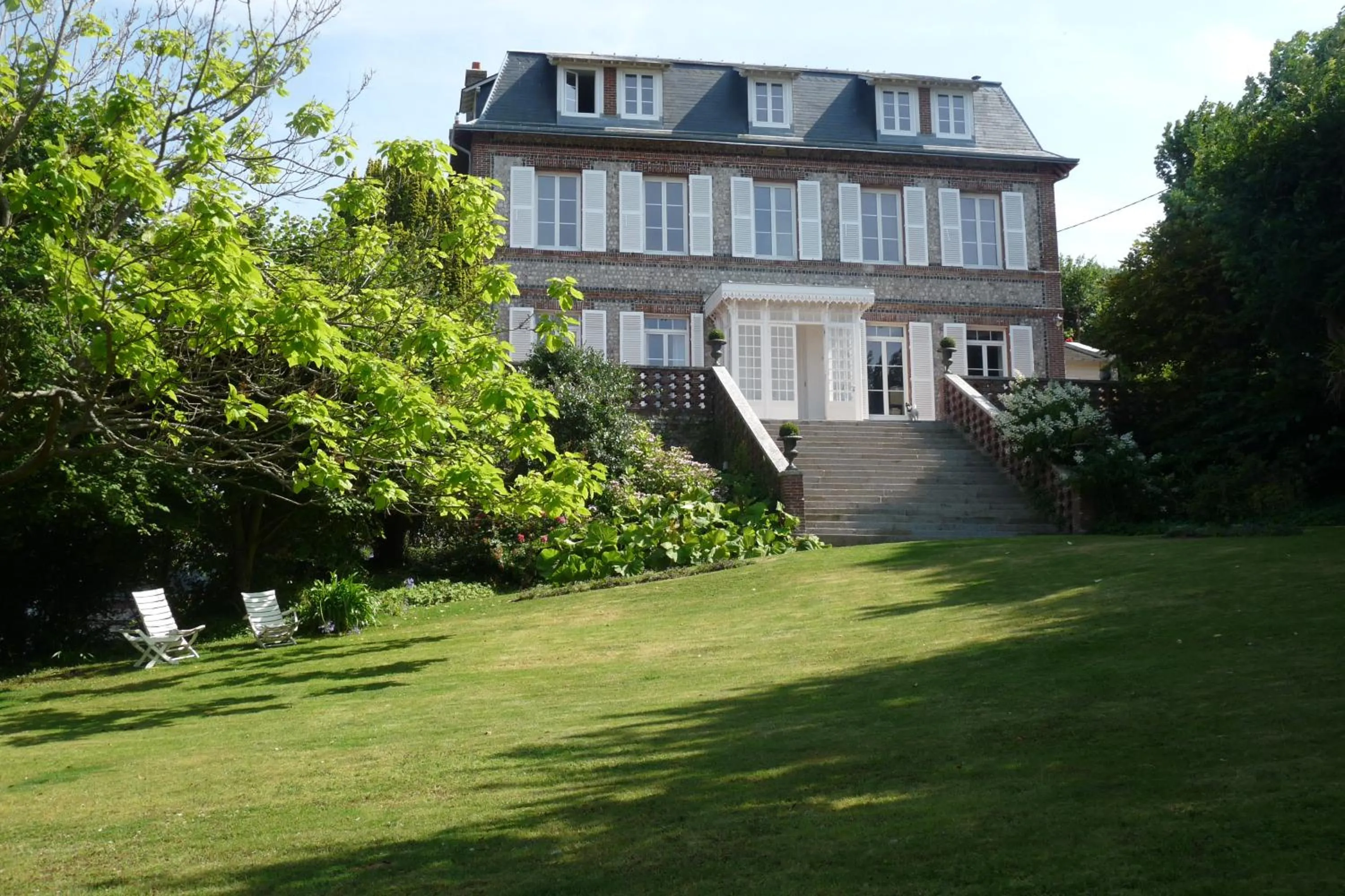 Facade/entrance in Castel De La Terrasse