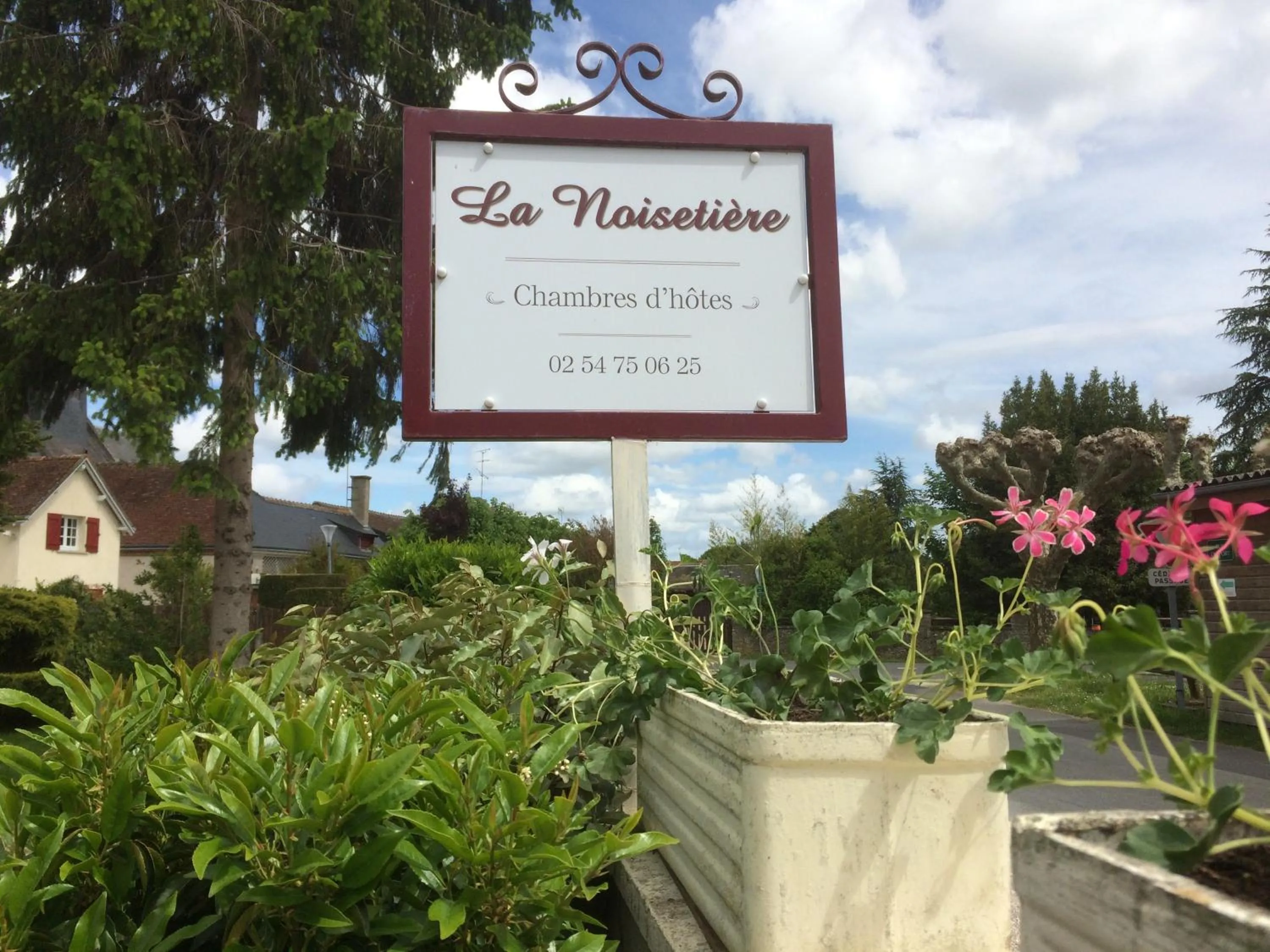 Facade/entrance in La Noisetiere