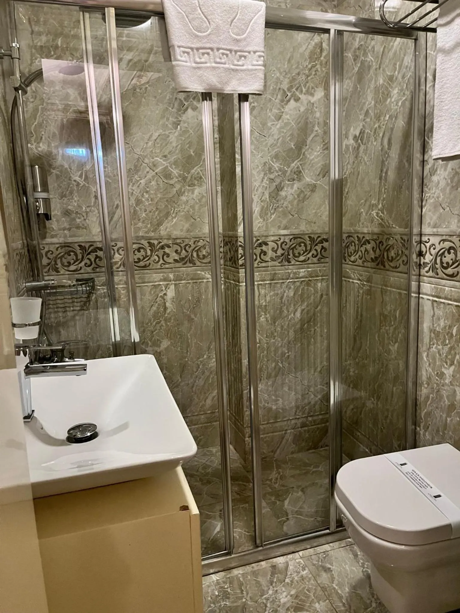 Shower in İstasyon Hotel