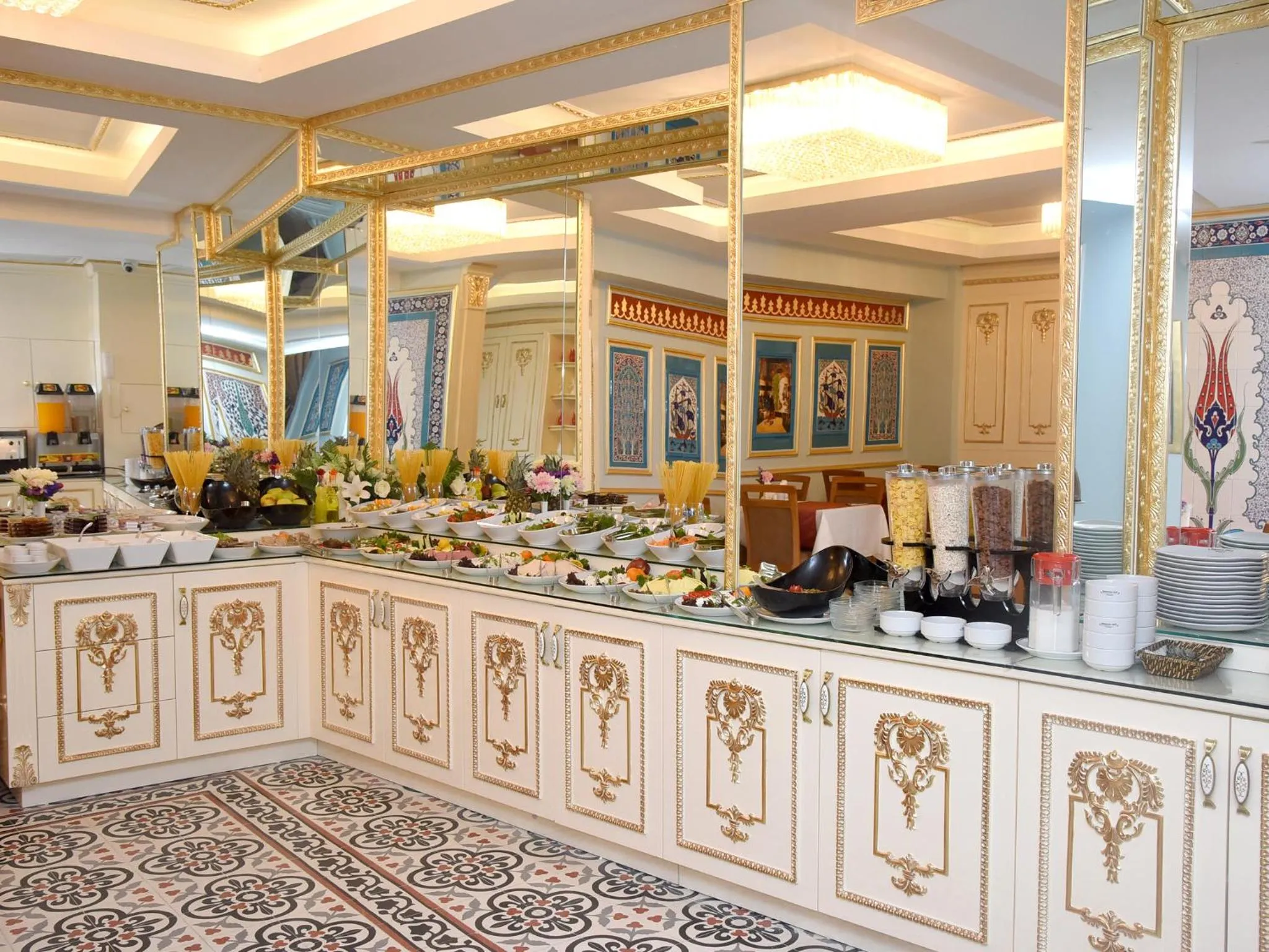 Buffet breakfast in İstasyon Hotel