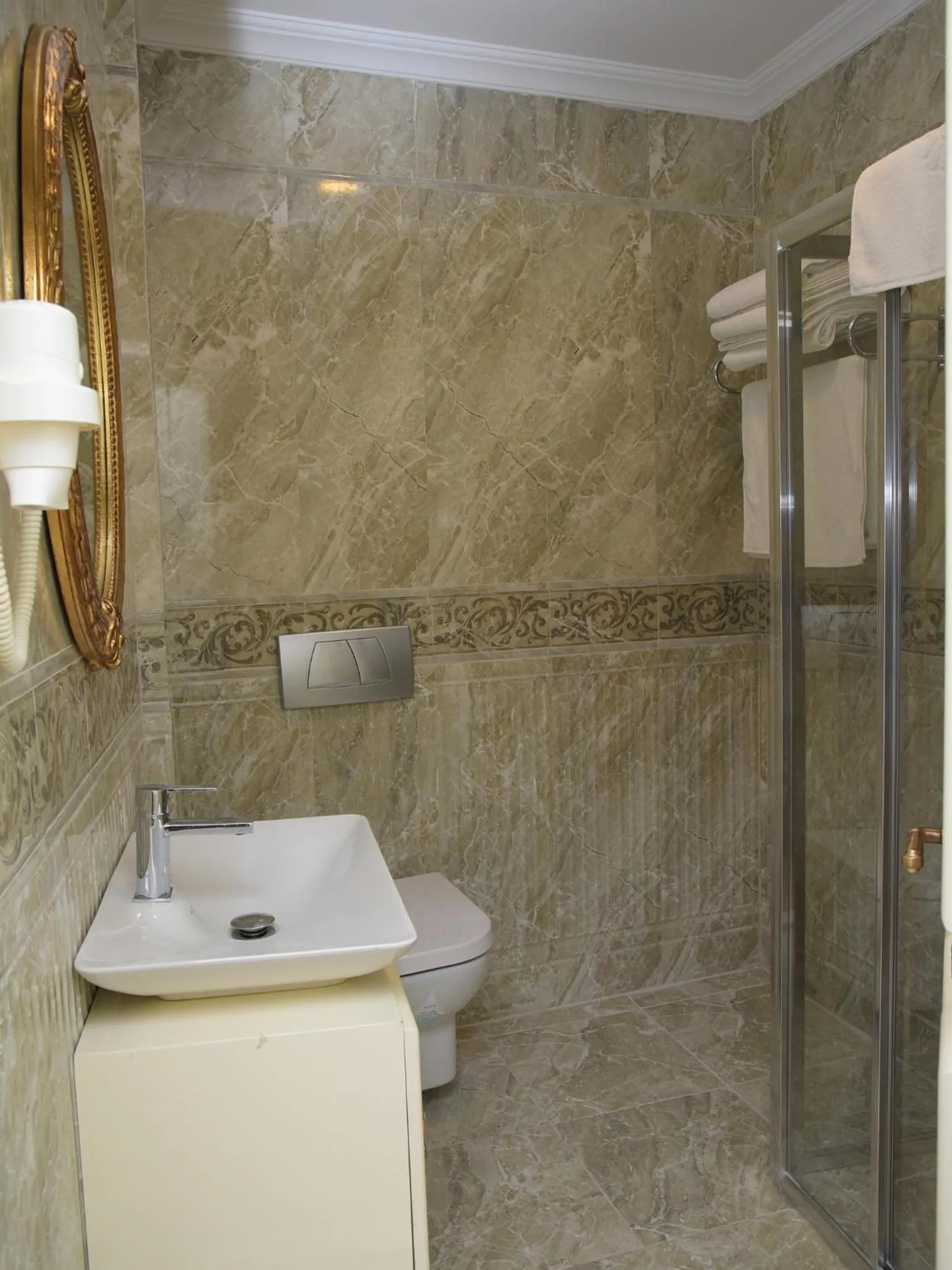 Bathroom in İstasyon Hotel