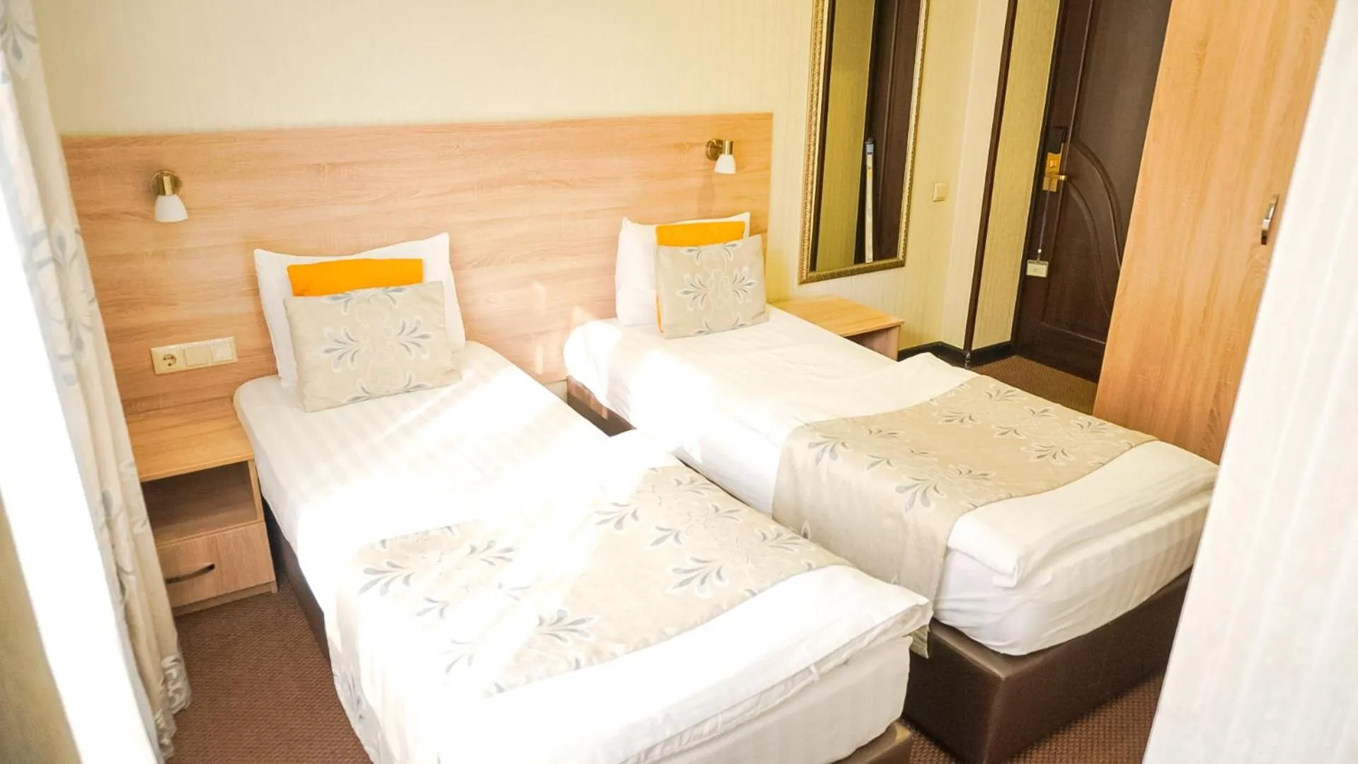 Photo of the whole room in Silk Way