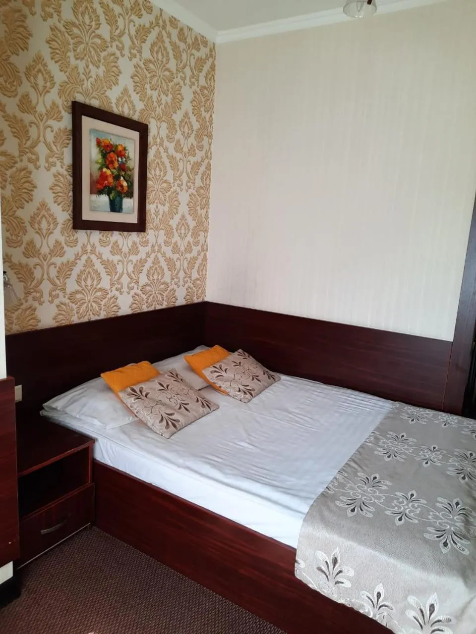 Photo of the whole room in Silk Way