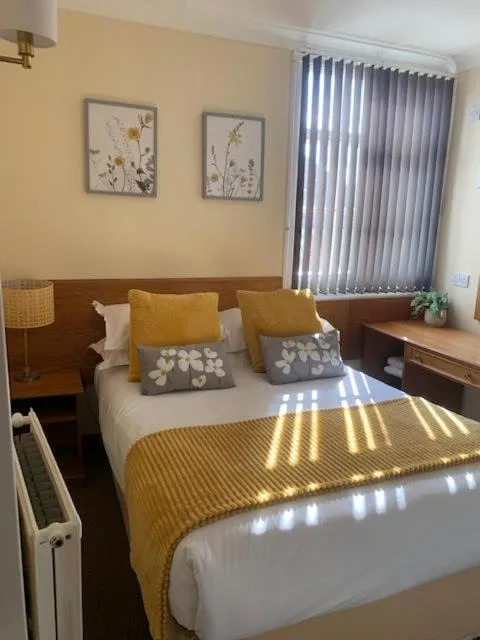 Bed in The Dickens Bar & Inn