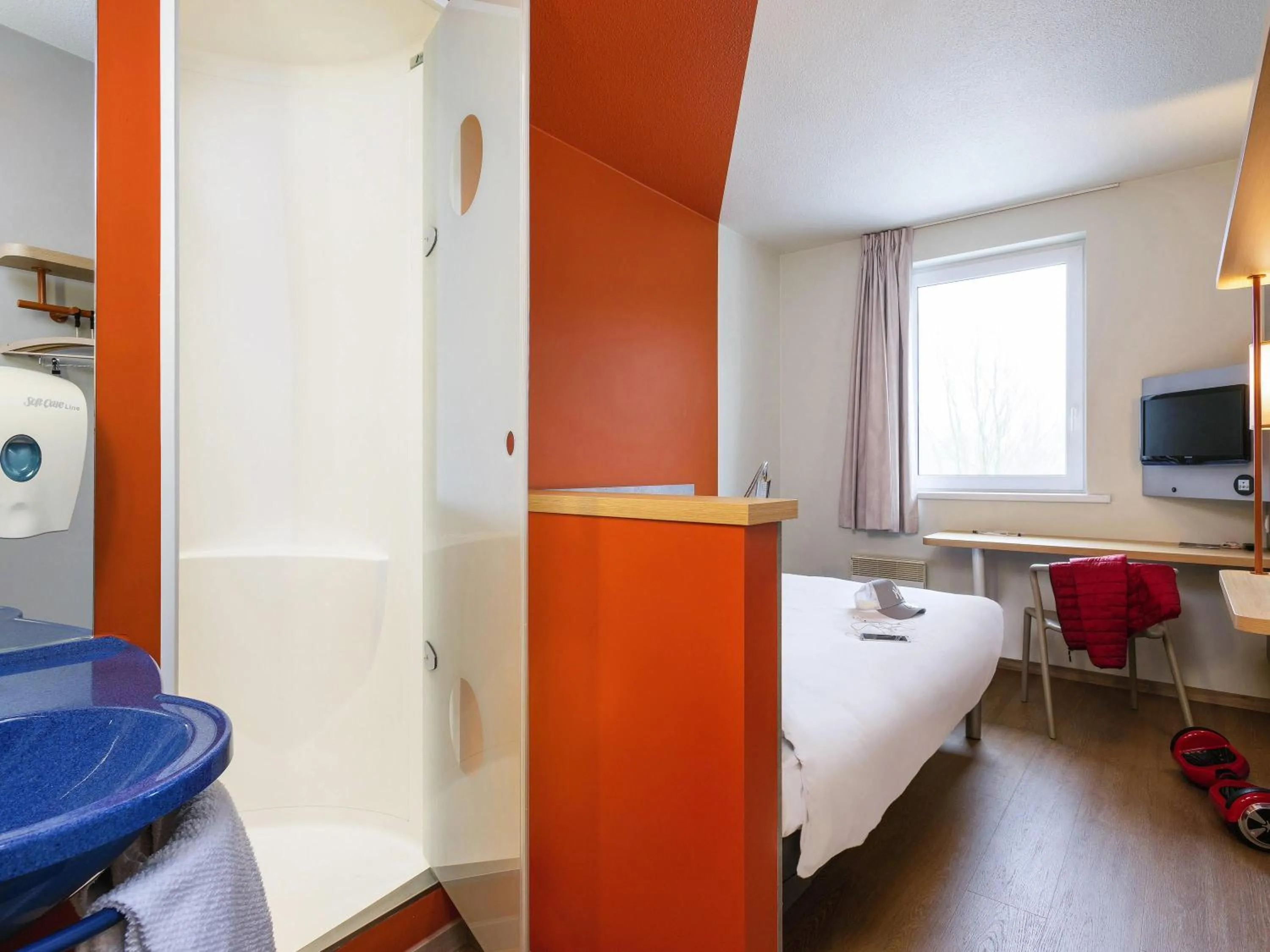 Bedroom, Bed in ibis Budget Charleroi Airport