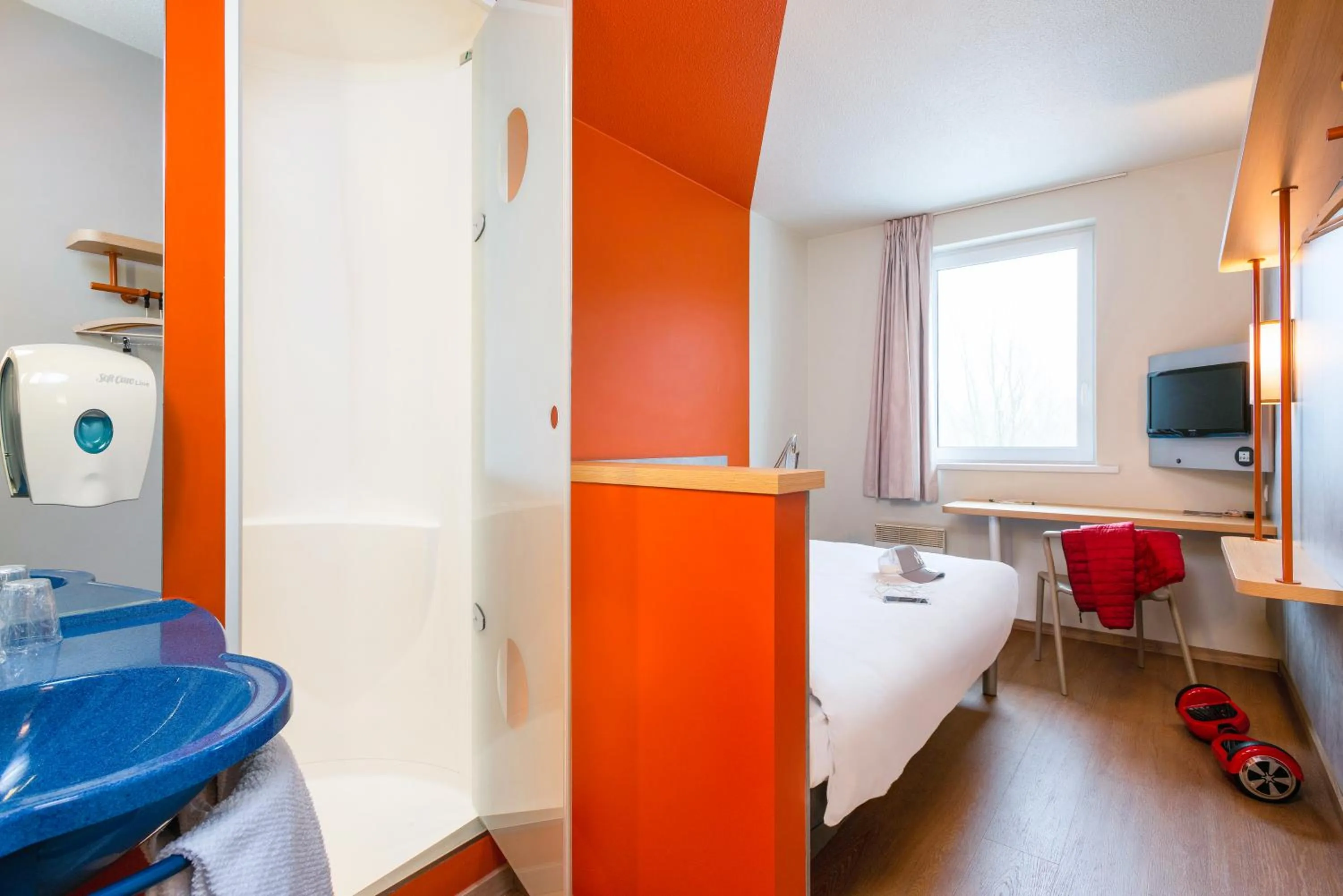 Shower, Bed in ibis Budget Charleroi Airport