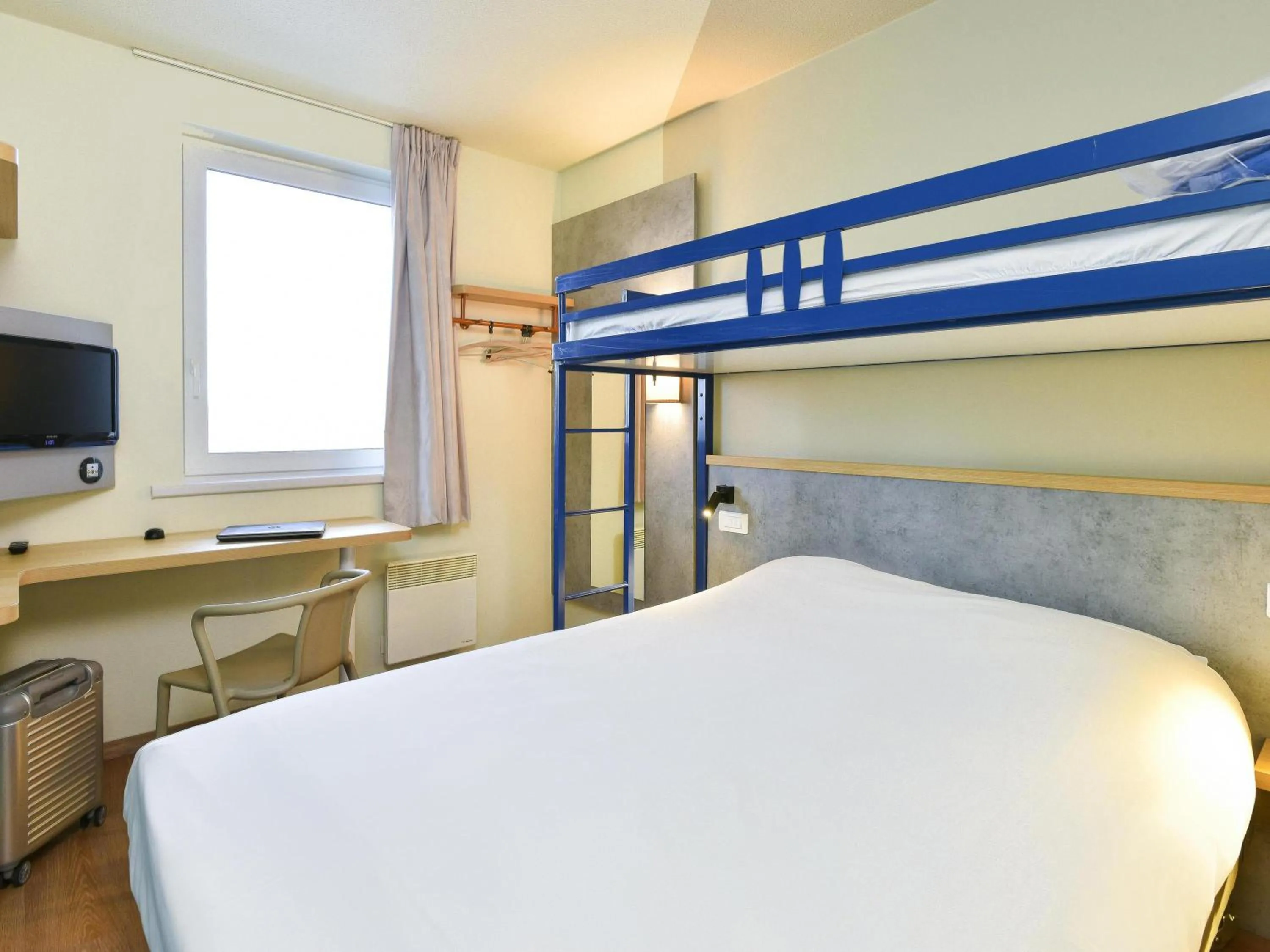 Bedroom, Bed in ibis Budget Charleroi Airport