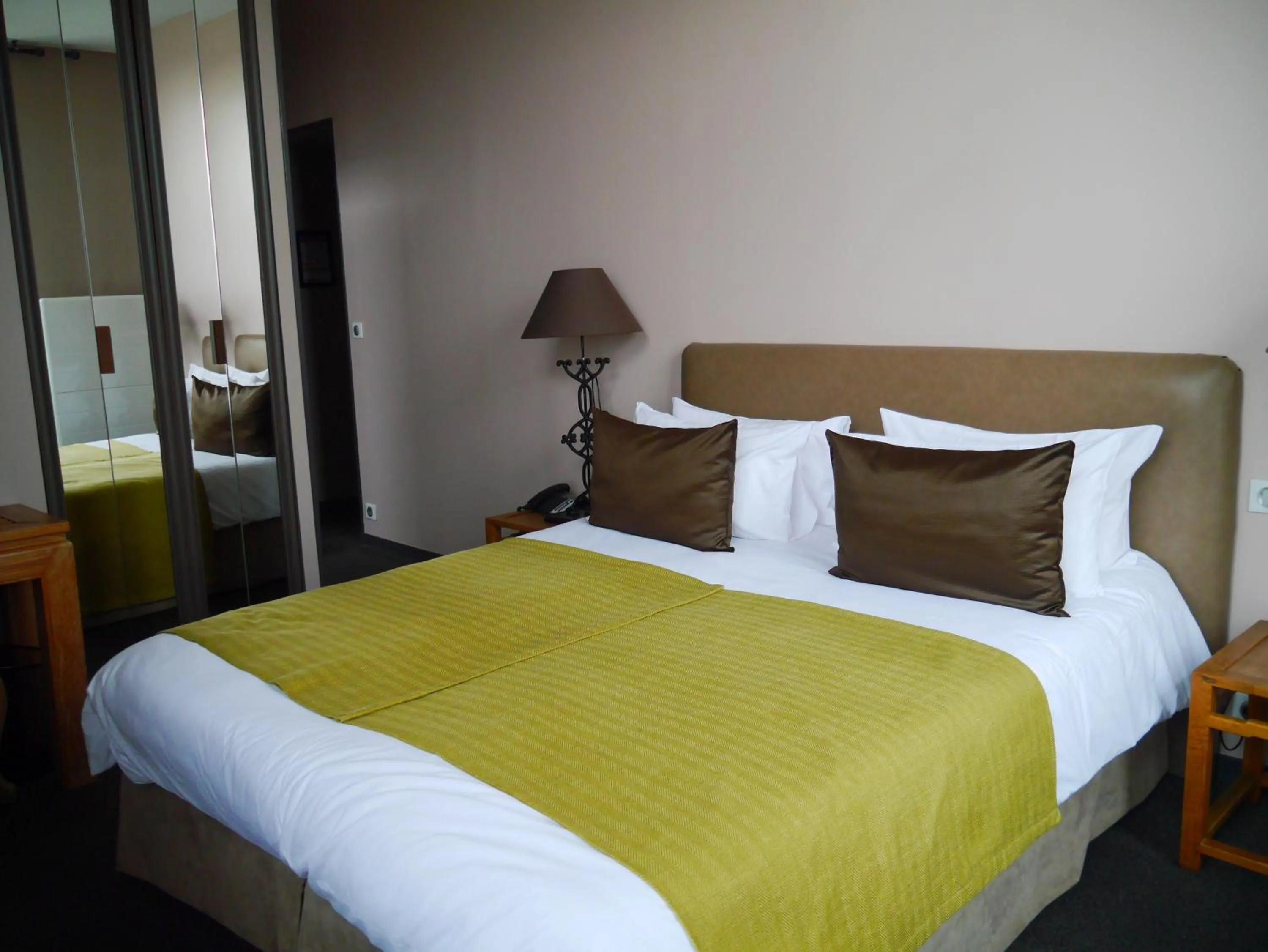 Bedroom in AUBERGE DU CHÂTEAU BLEU