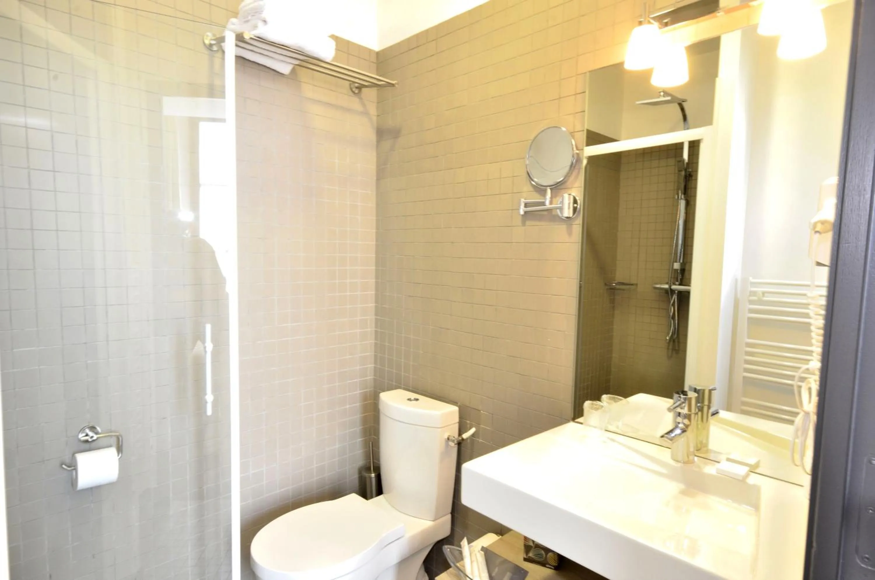 Shower in AUBERGE DU CHÂTEAU BLEU