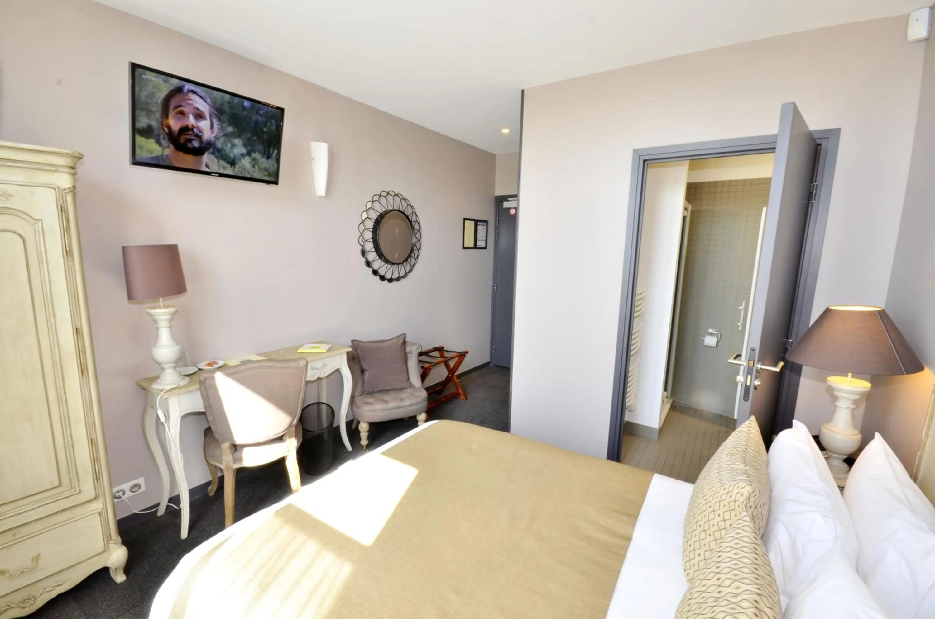 Bedroom in AUBERGE DU CHÂTEAU BLEU