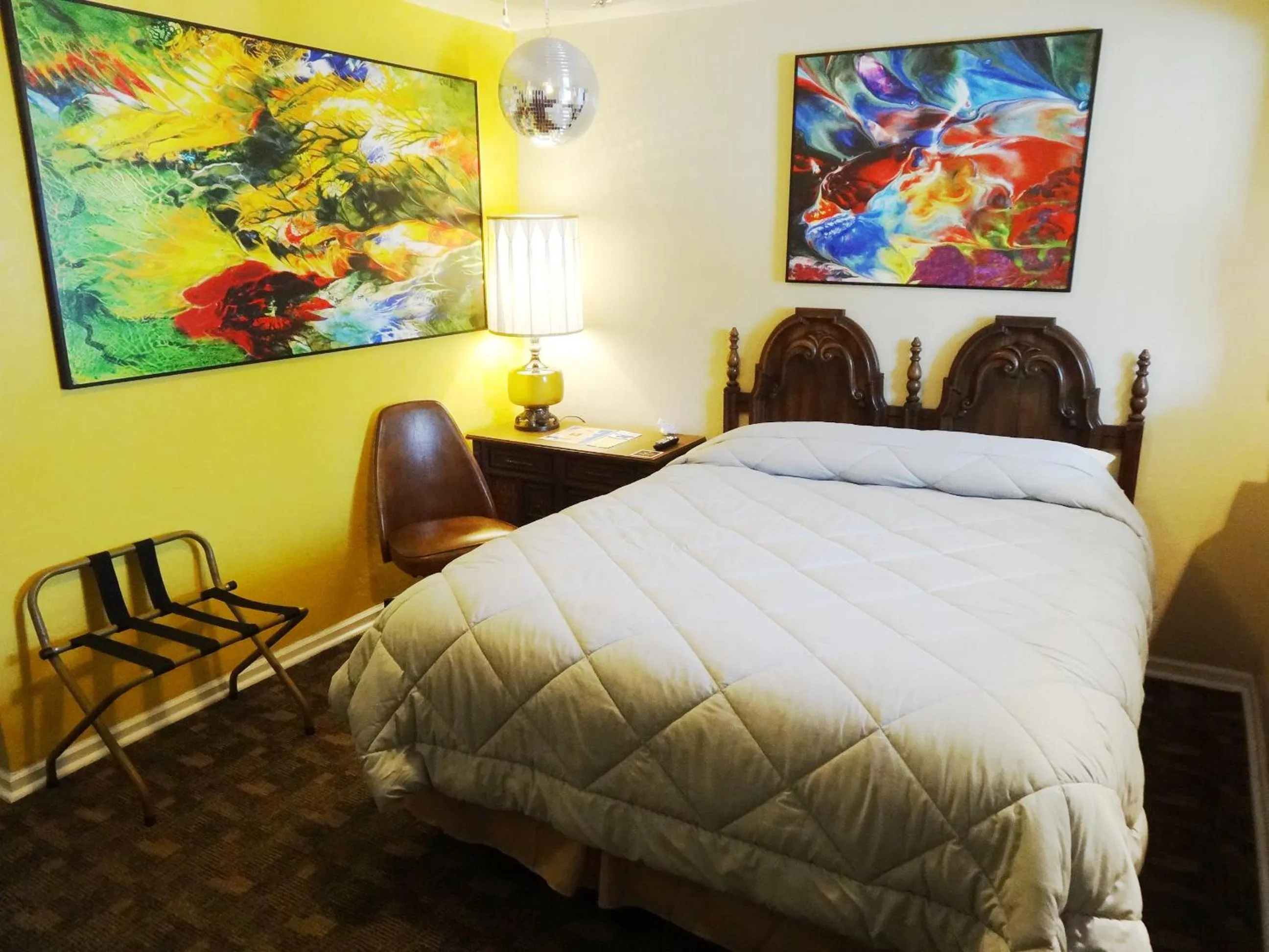 Bedroom, Bed in Itty Bitty Inn