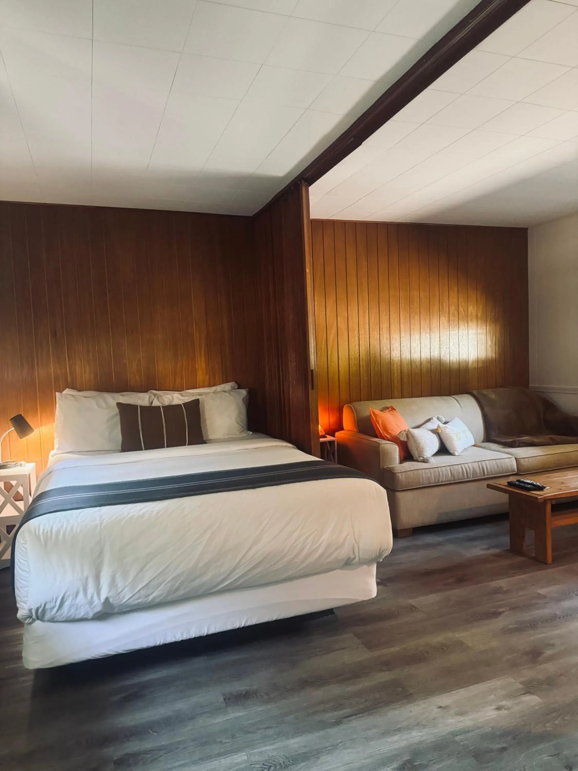 Bedroom, Bed in Barefoot Villas and Retreat