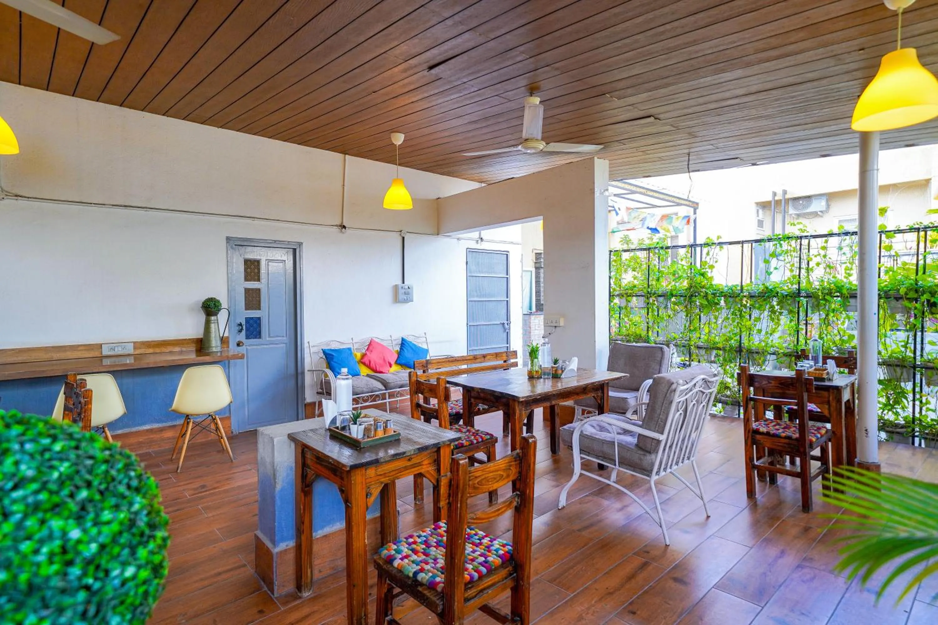 Restaurant/places to eat in Open Hotel by Olive - Utse Suites