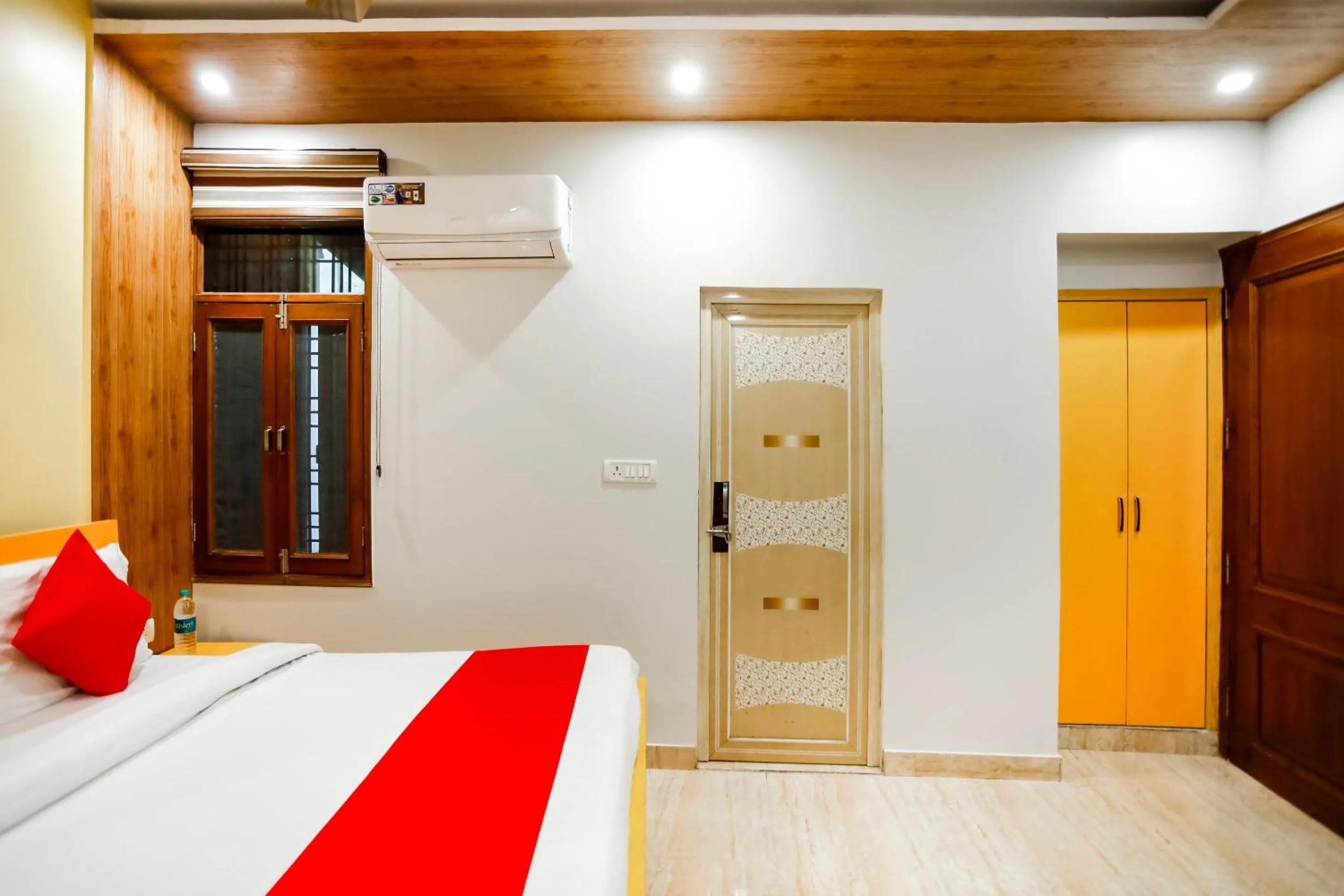 Photo of the whole room, Bed in Sagar Niwas