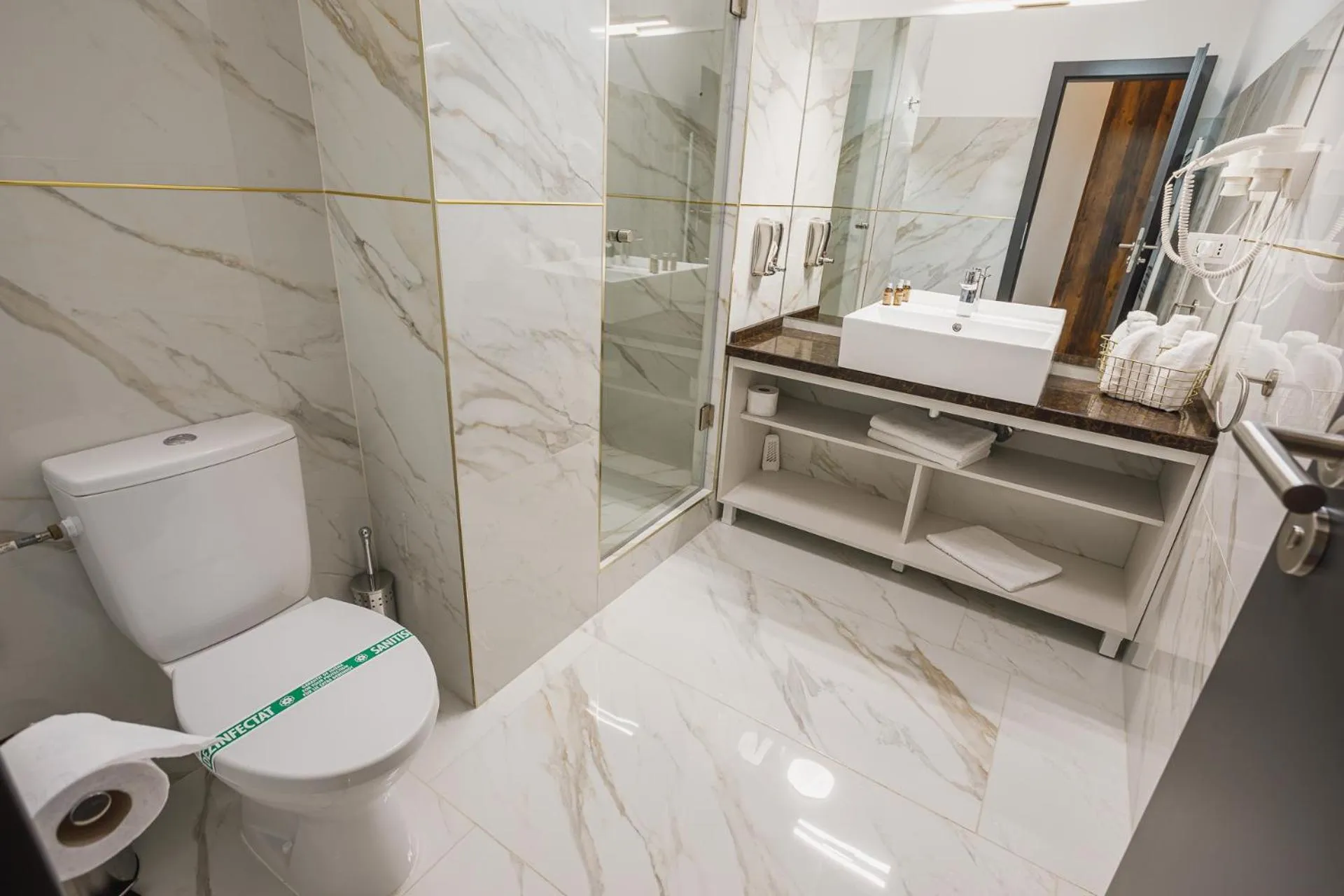 Shower in Motel Andra