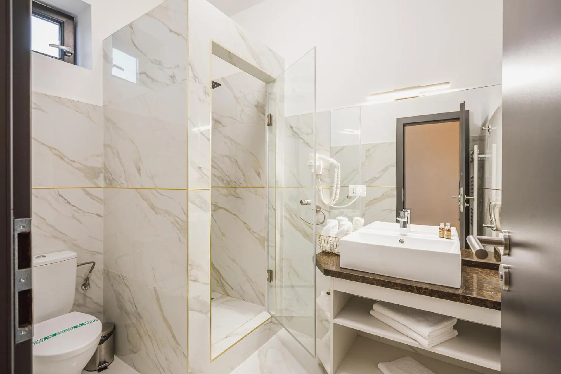 Shower in Motel Andra